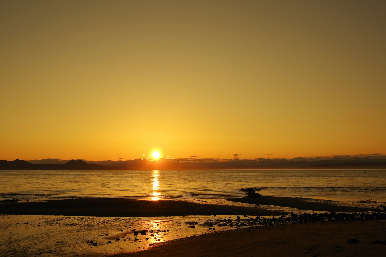 Un bellissimo paesaggio del sole che tramonta sull'oceano