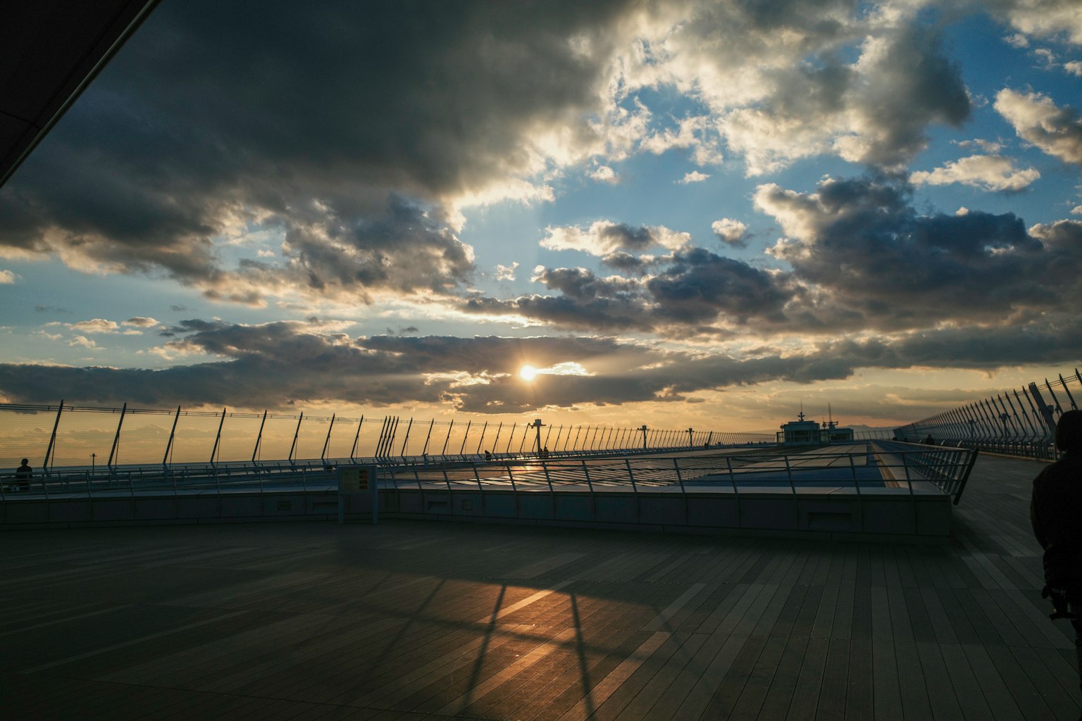 Amplio muelle con un cielo de atardecer y nubes de fondo