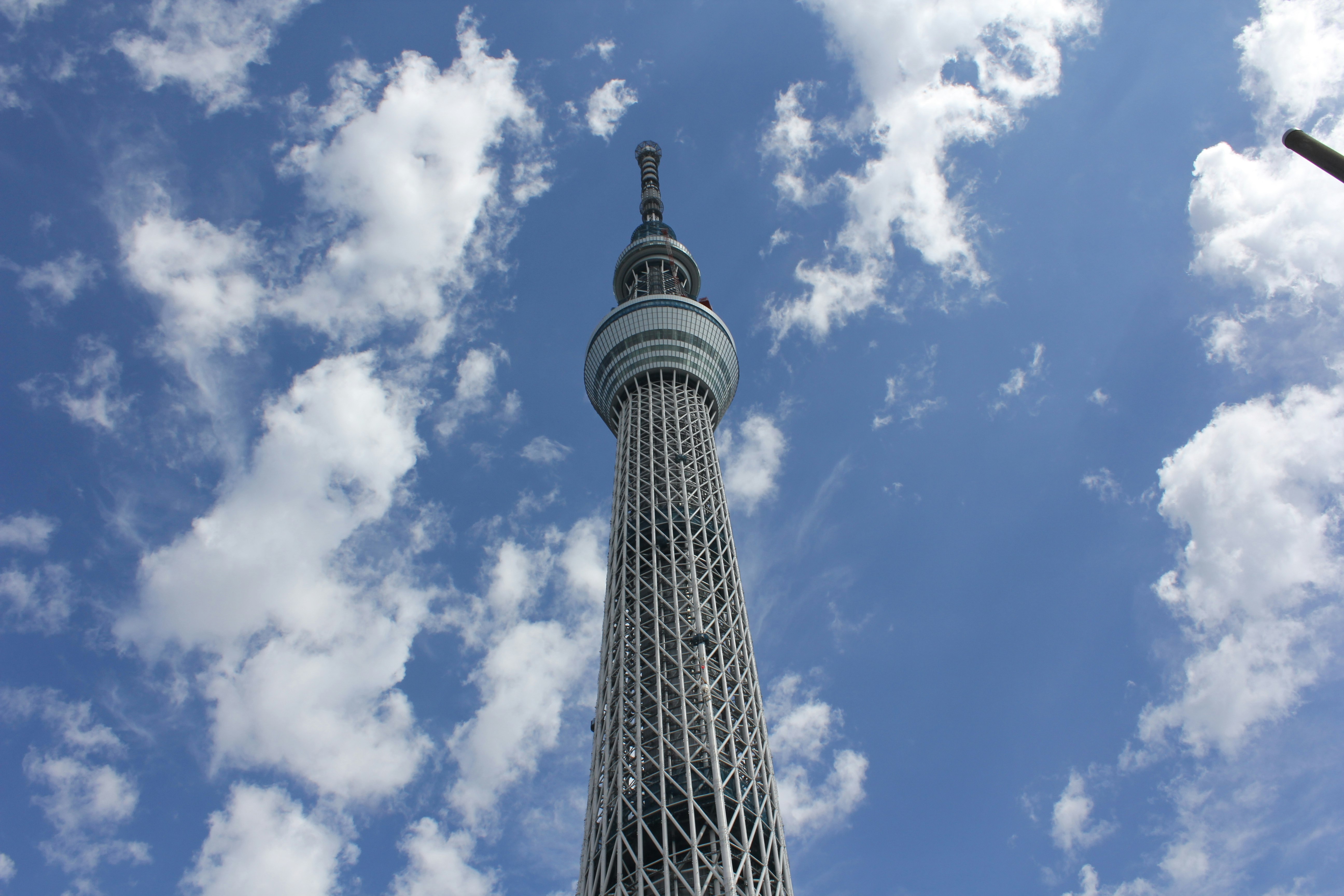 東京晴空塔在藍天與雲層映襯下