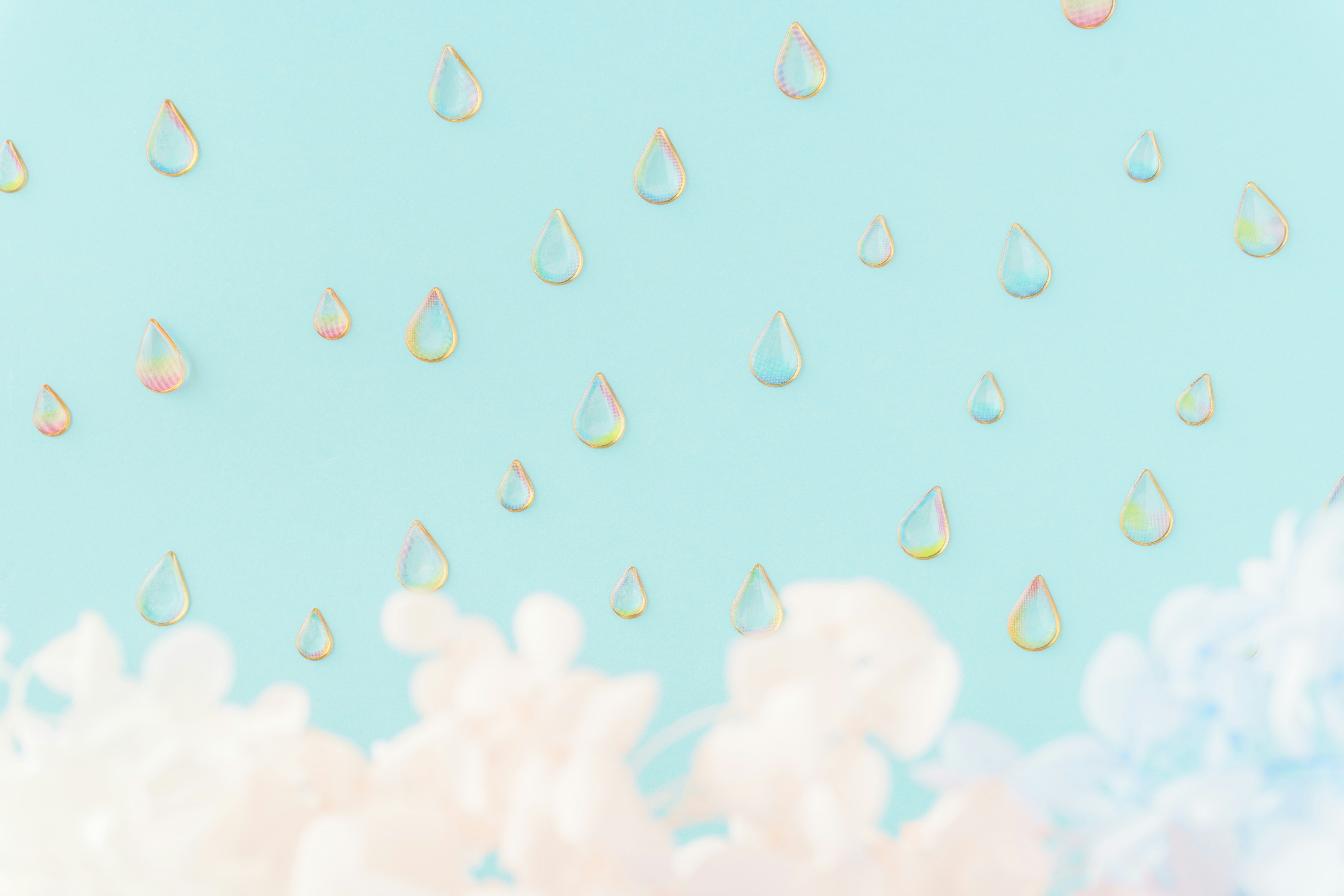水滴與柔和雲霧般的背景