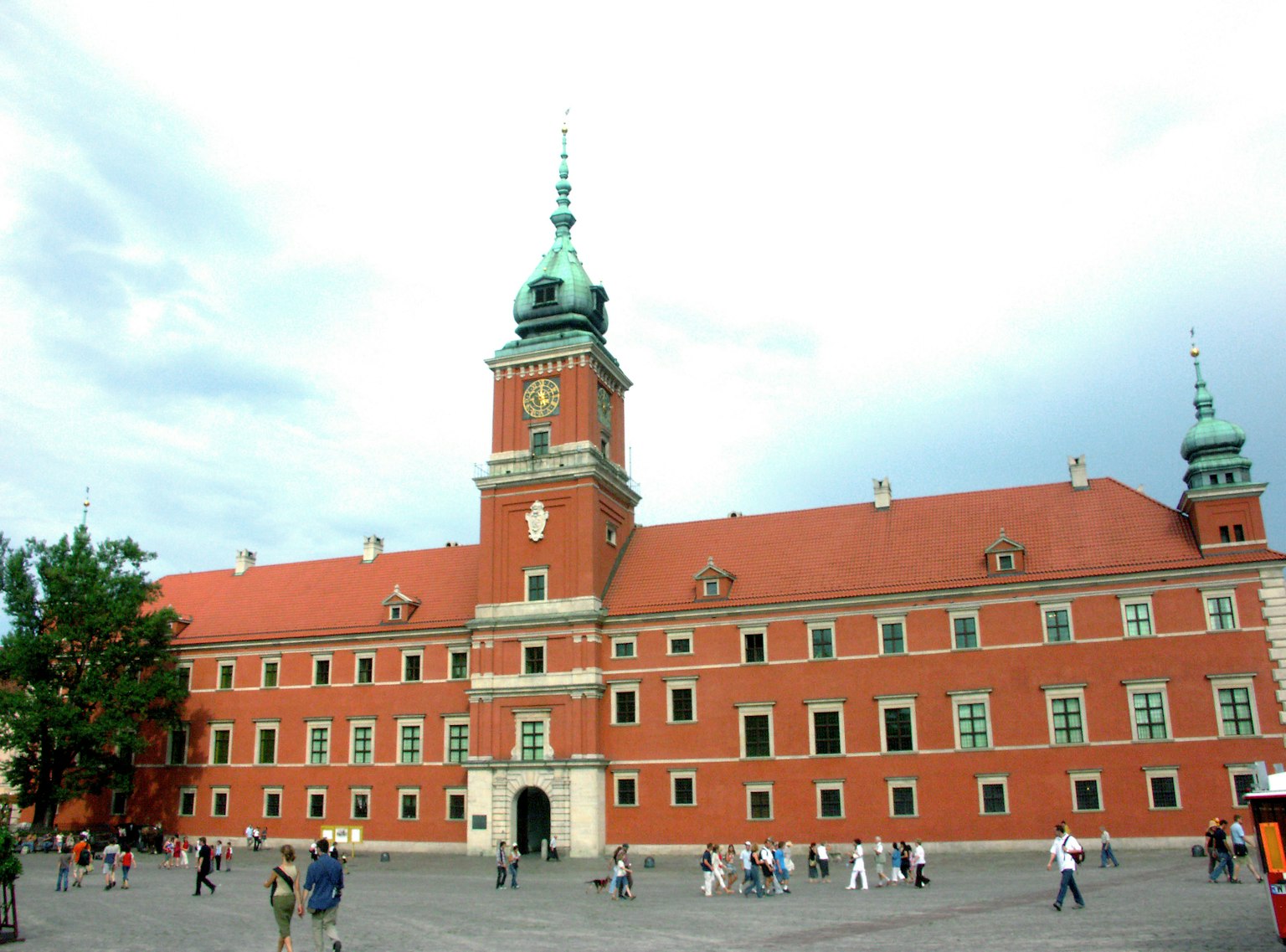 Cảnh bên ngoài của lâu đài hoàng gia Warsaw với du khách