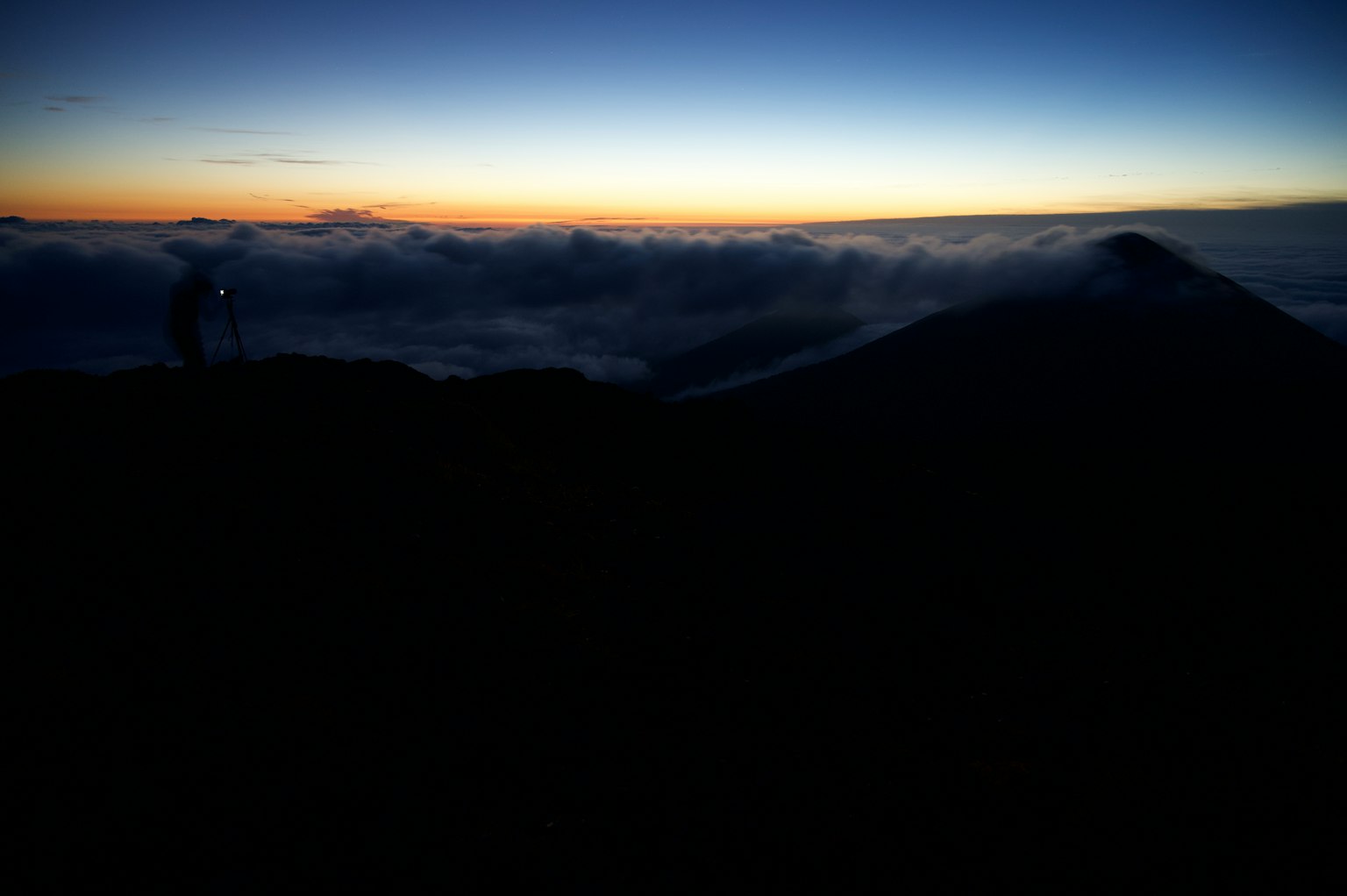 Morgendämmerung Landschaft von einem Berggipfel Silhouette einer Person und Wolkenmeer