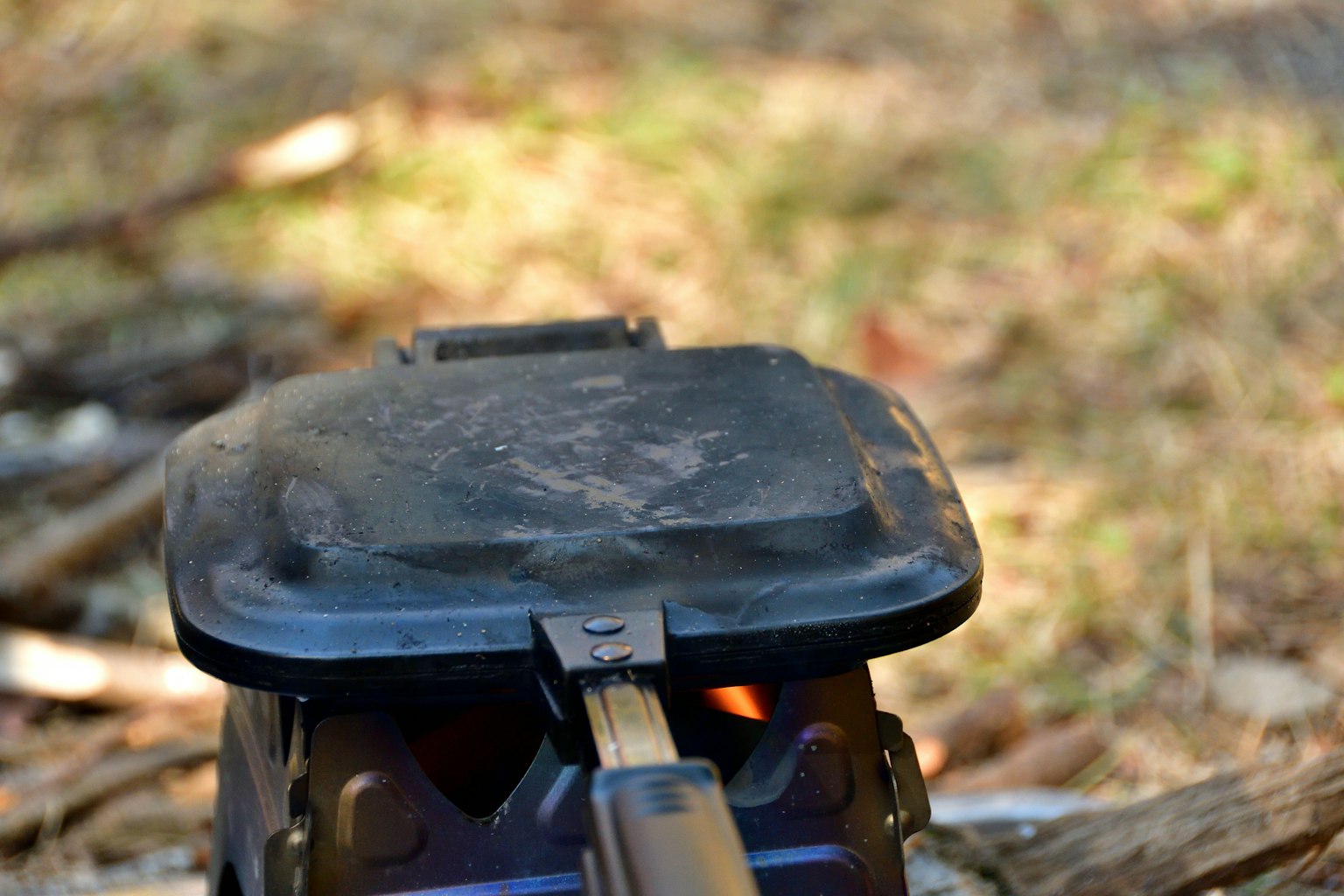 Gros plan sur une casserole noire sur un réchaud de camping en plein air