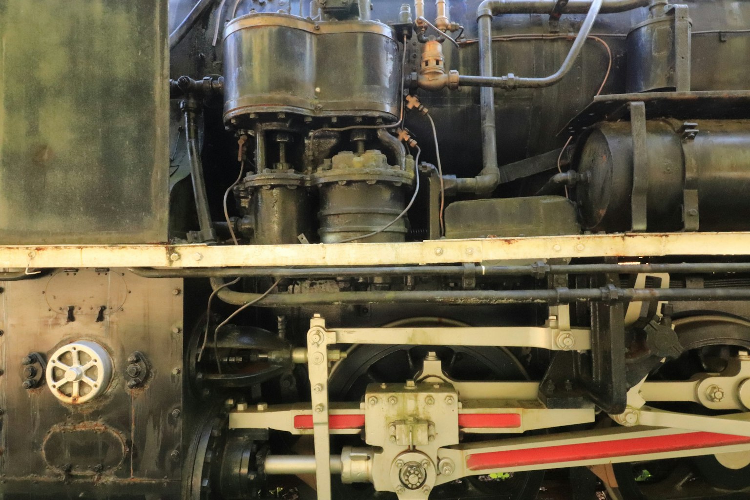 Gros plan sur les composants mécaniques et les tuyauteries d'une vieille locomotive à vapeur