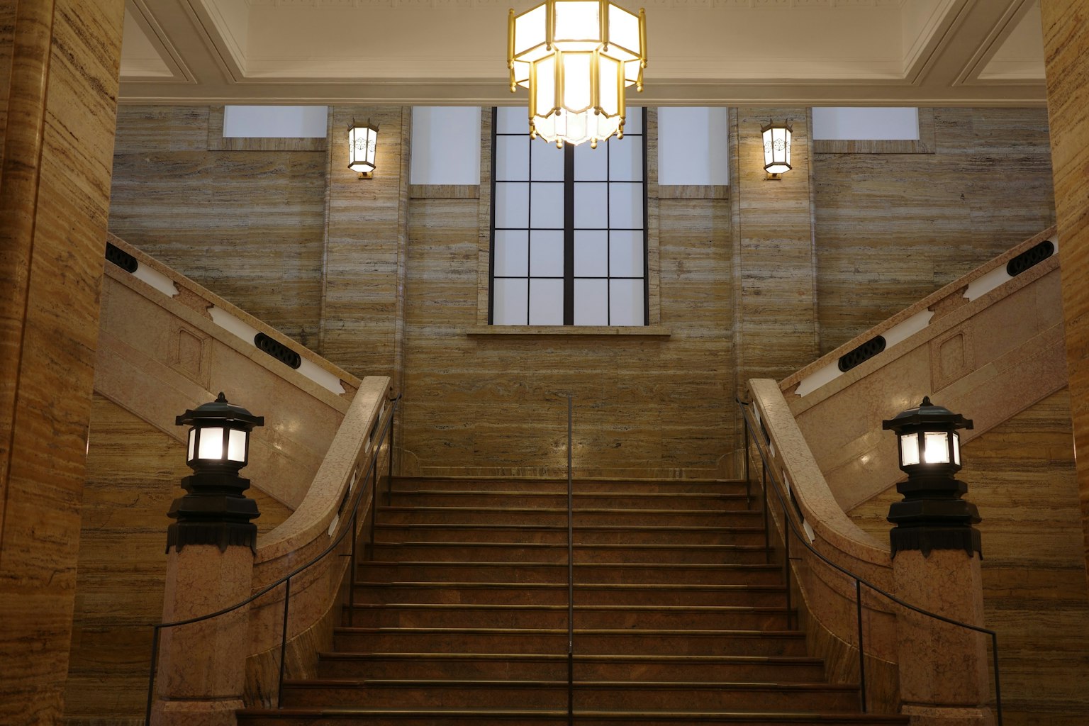 Diseño elegante de escalera interior con lámparas decorativas