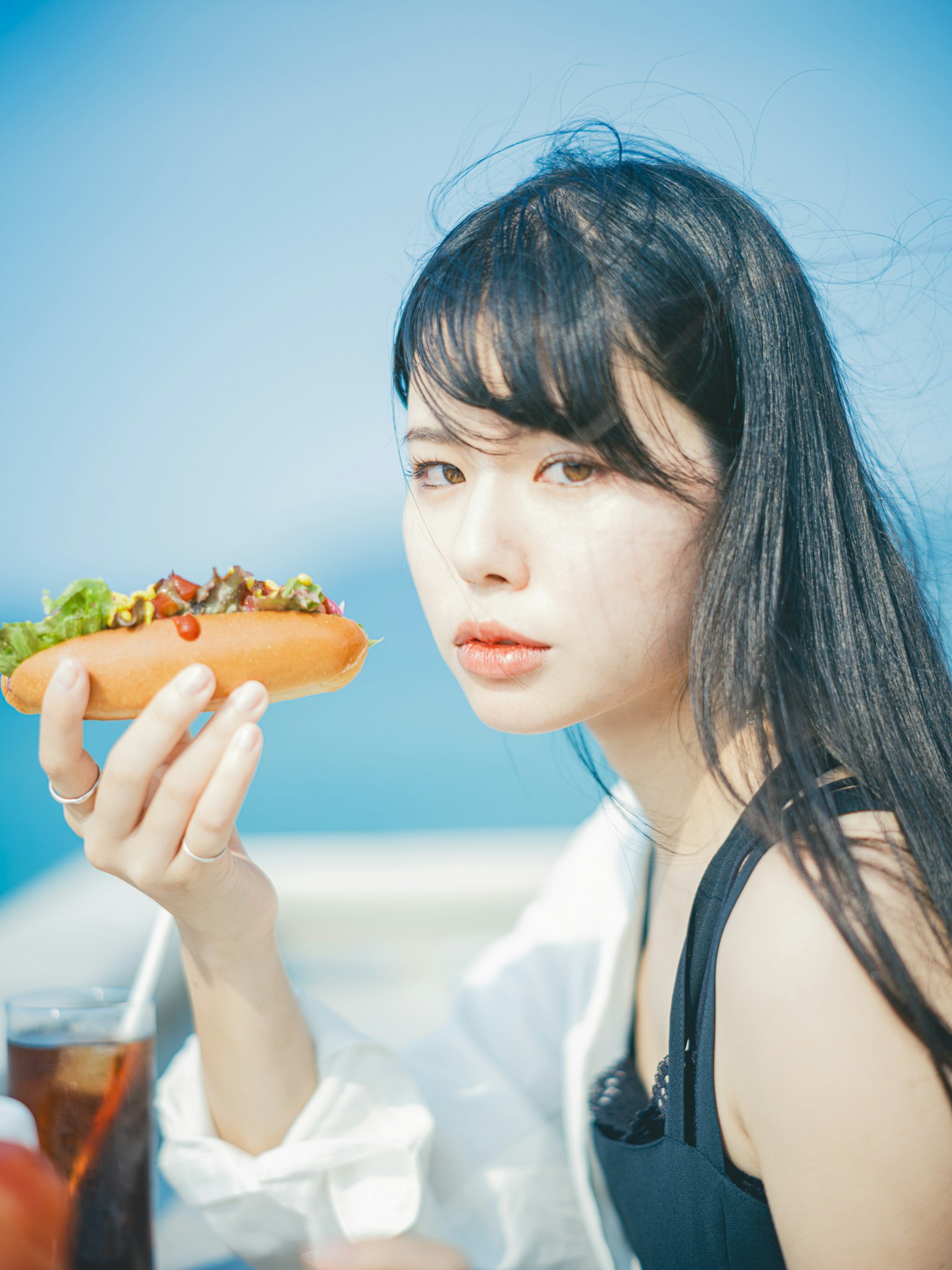 海洋背景中的女性和热狗