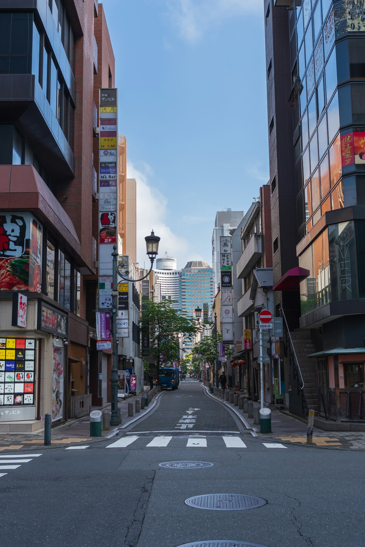 狭窄街道场景 商业建筑和标志 现代城市景观