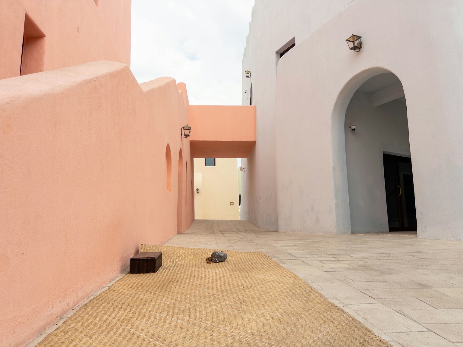 Ruhige Straßenszene mit rosa und grauen Gebäuden