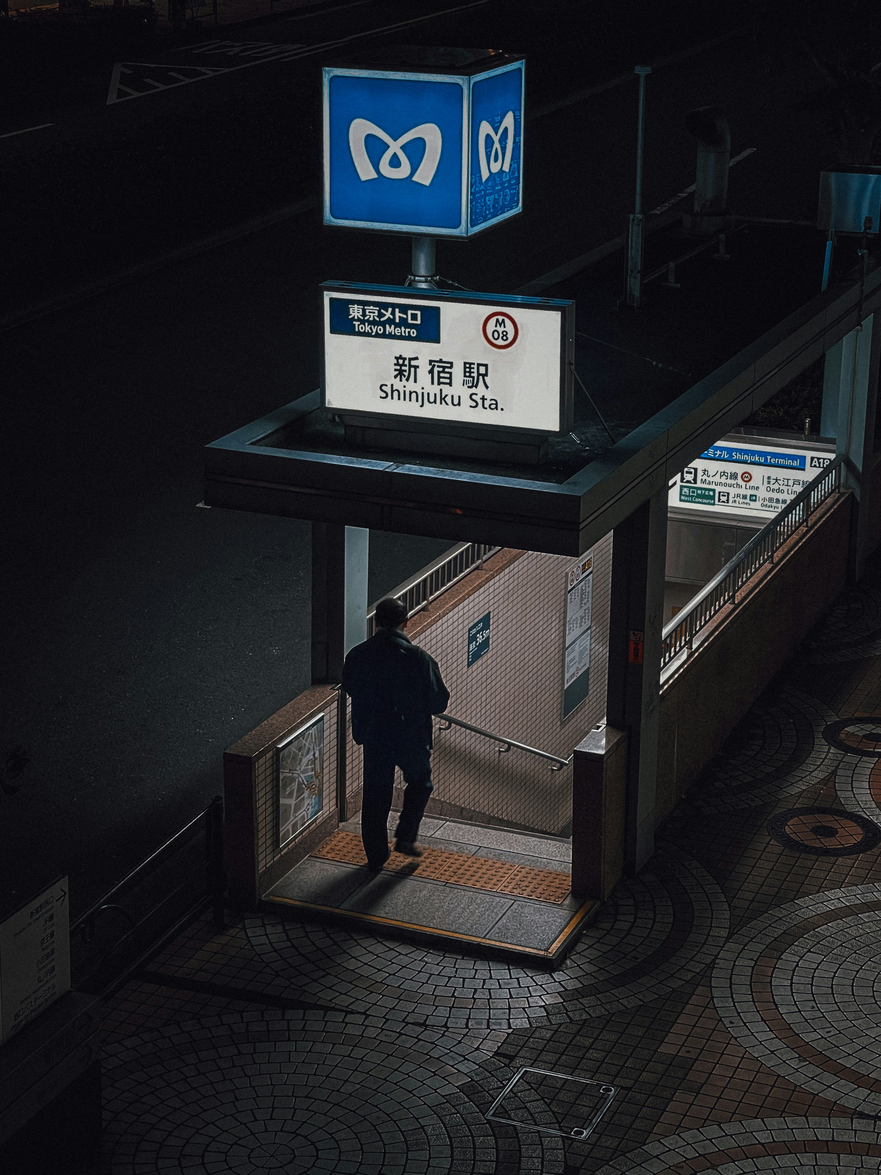 新宿站走廊裡行走人物的剪影