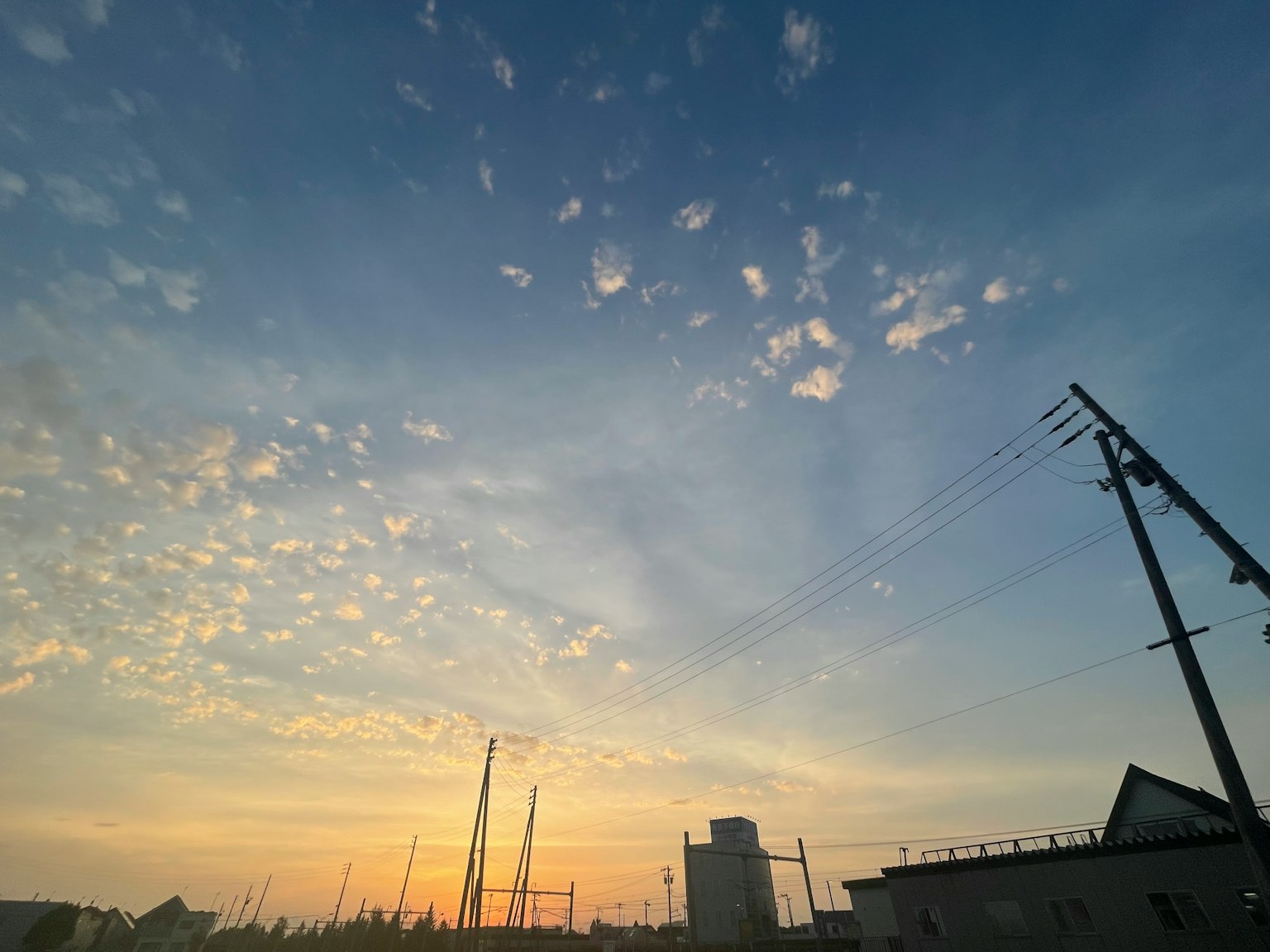 Vista escénica de un cielo al atardecer con nubes y edificios