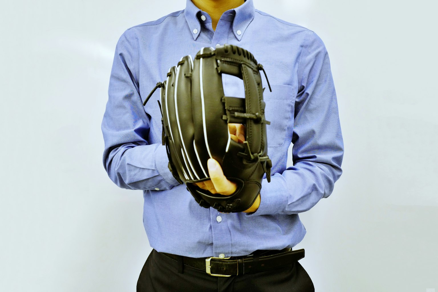 Un uomo che tiene un guanto da baseball nero