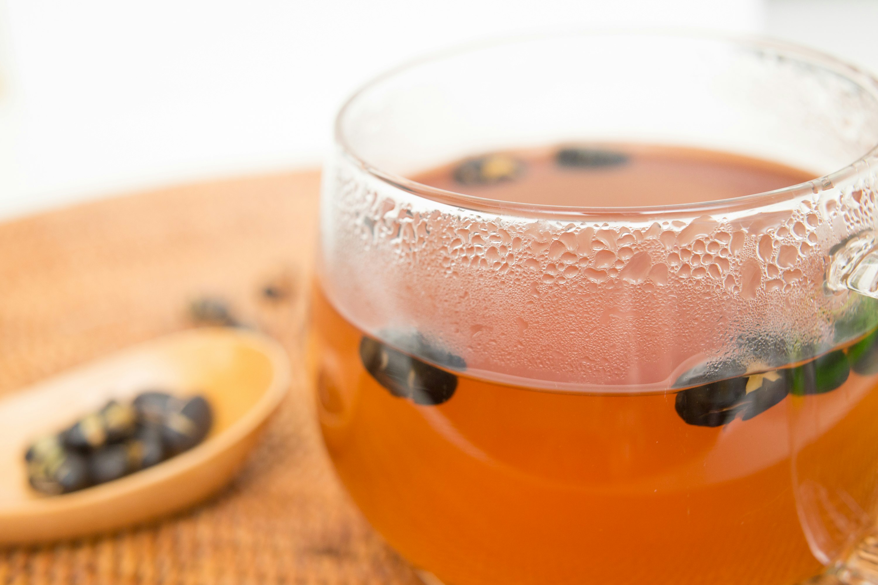 桌上有茶葉的冒著熱氣的茶杯