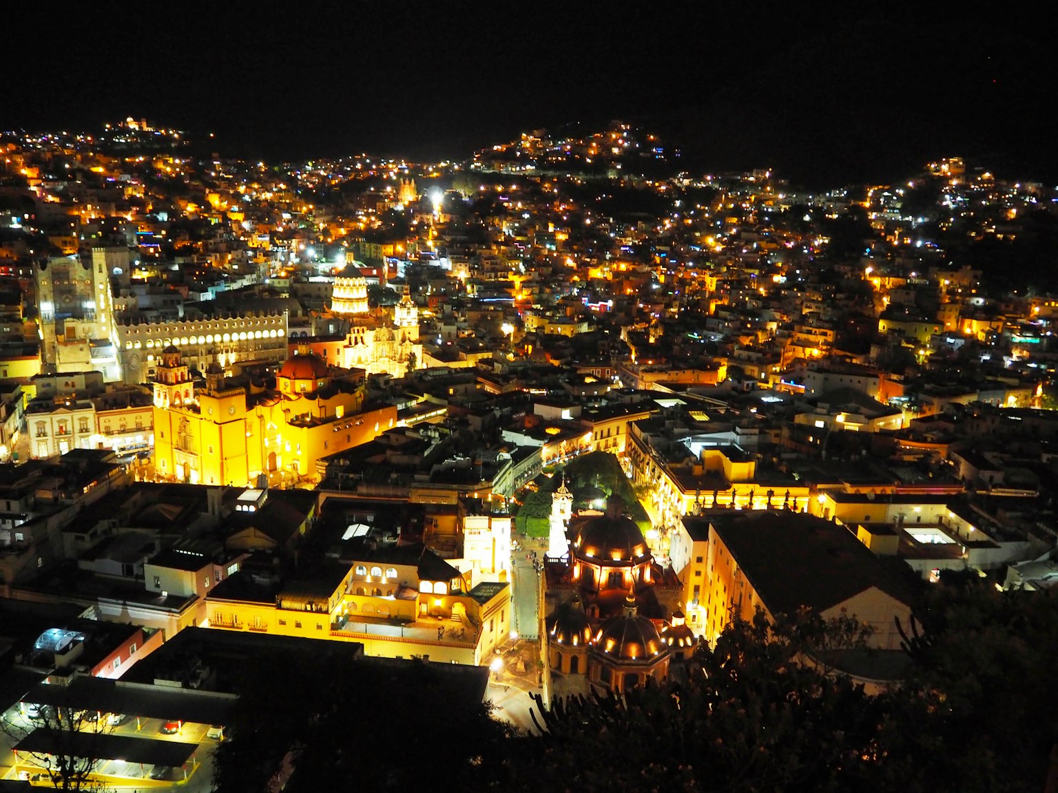 Vista notturna della città di San Luis Potosí illuminata da lampioni e edifici storici