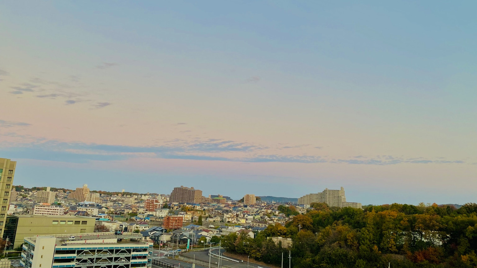 夕暮れの空と都市の景色が広がる