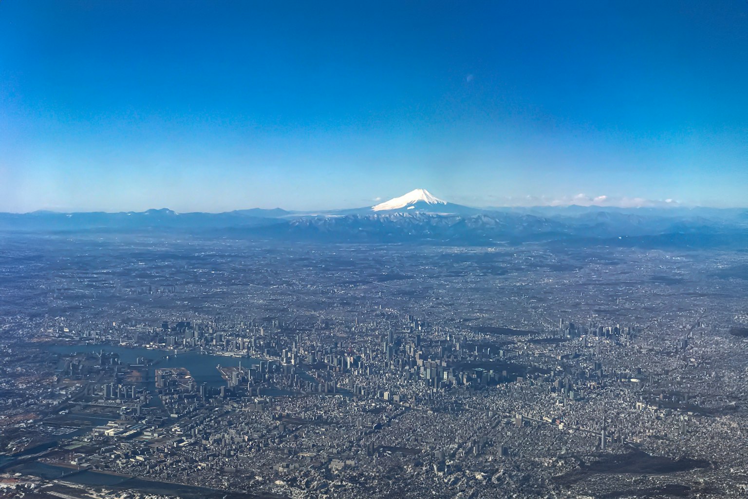 Luftaufnahme des Fuji und der Stadtlandschaft von Tokio