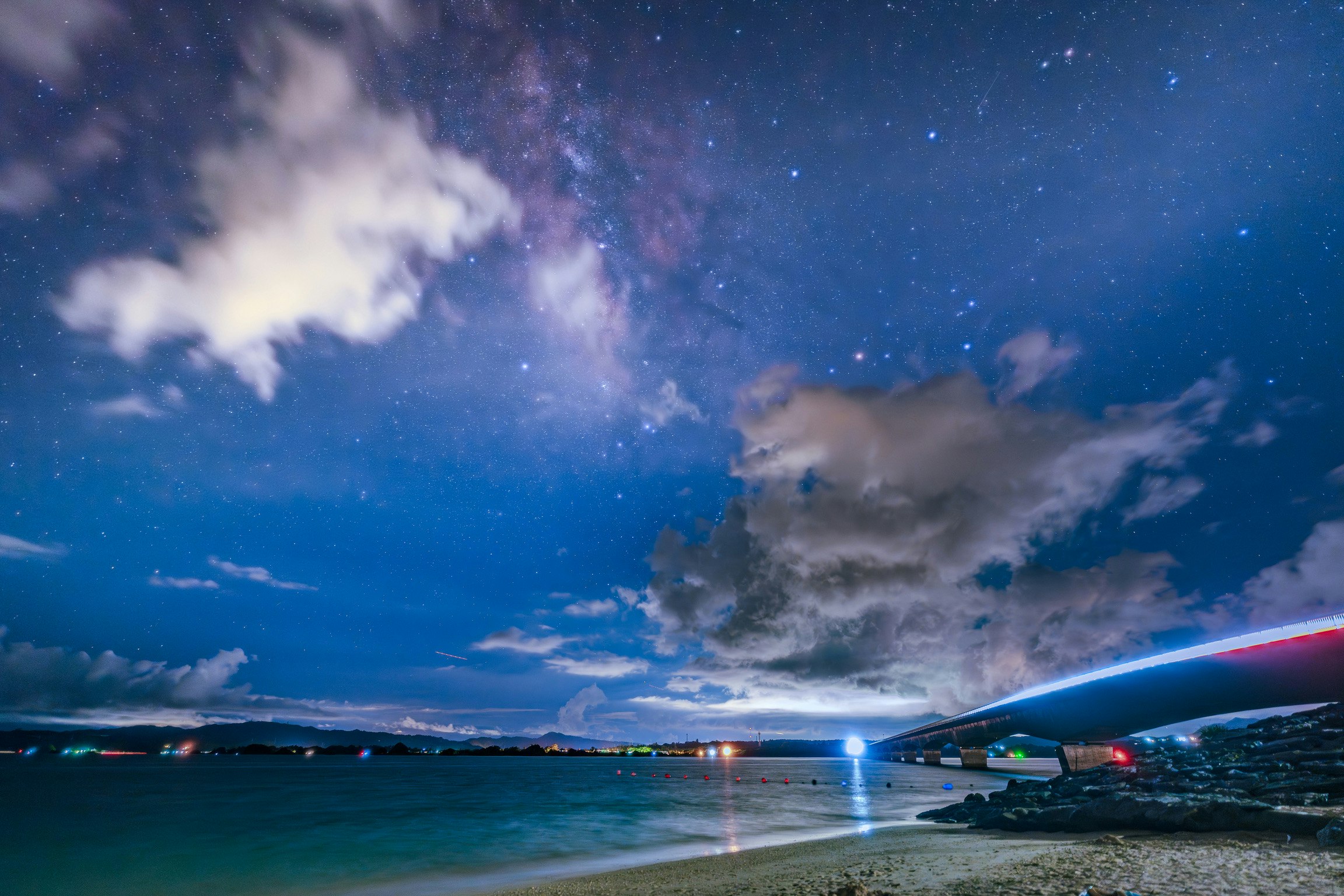 沖縄の海辺で流れる星空と天の川の夜景