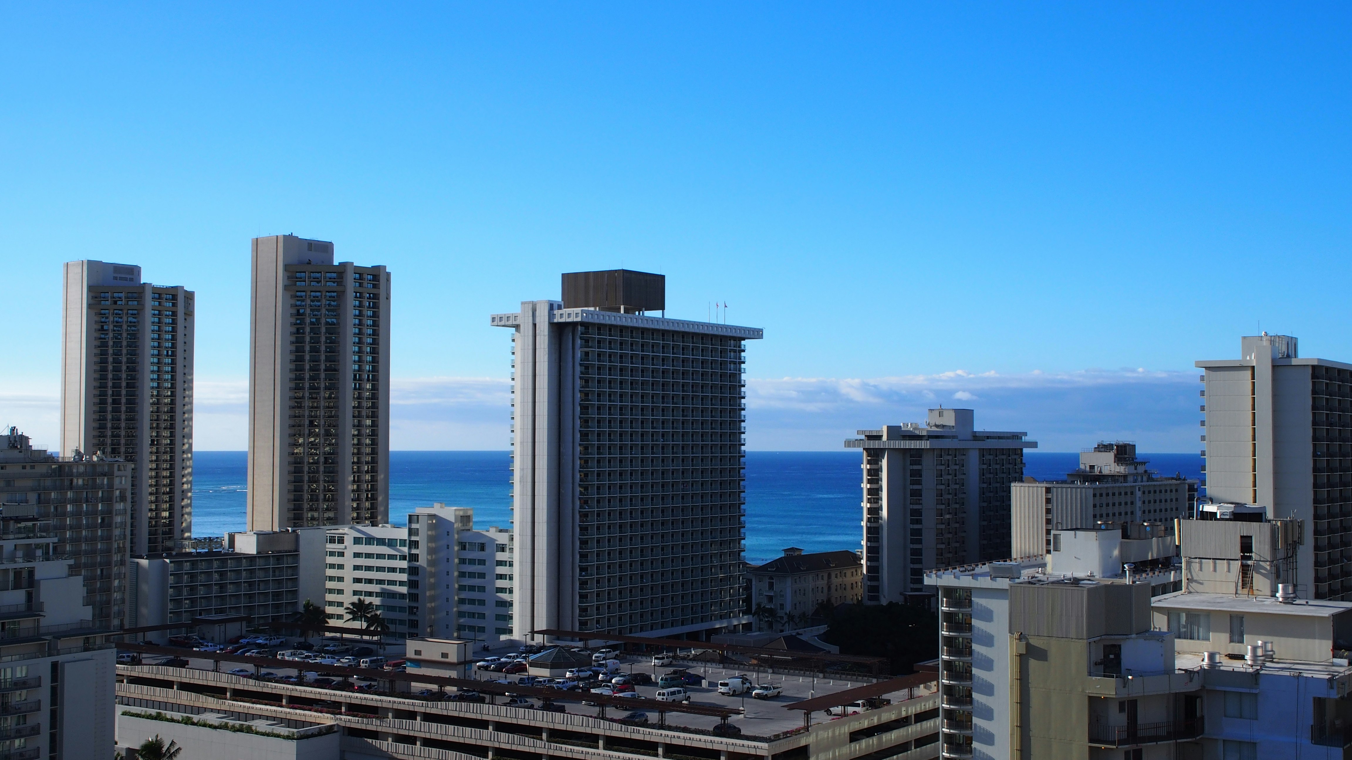 海を望む高層ビル群の都市景観