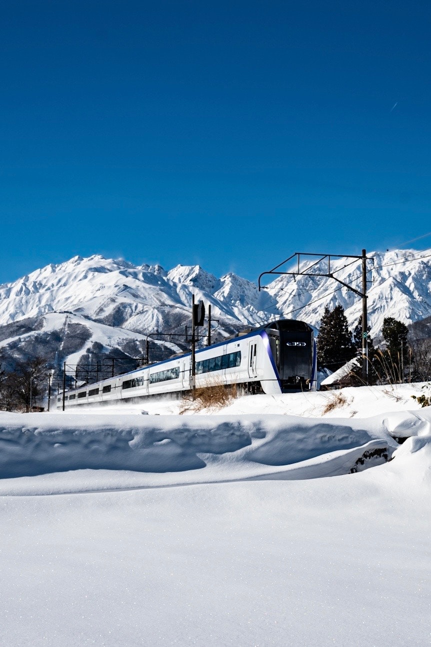 雪原を走る特急列車と山並み