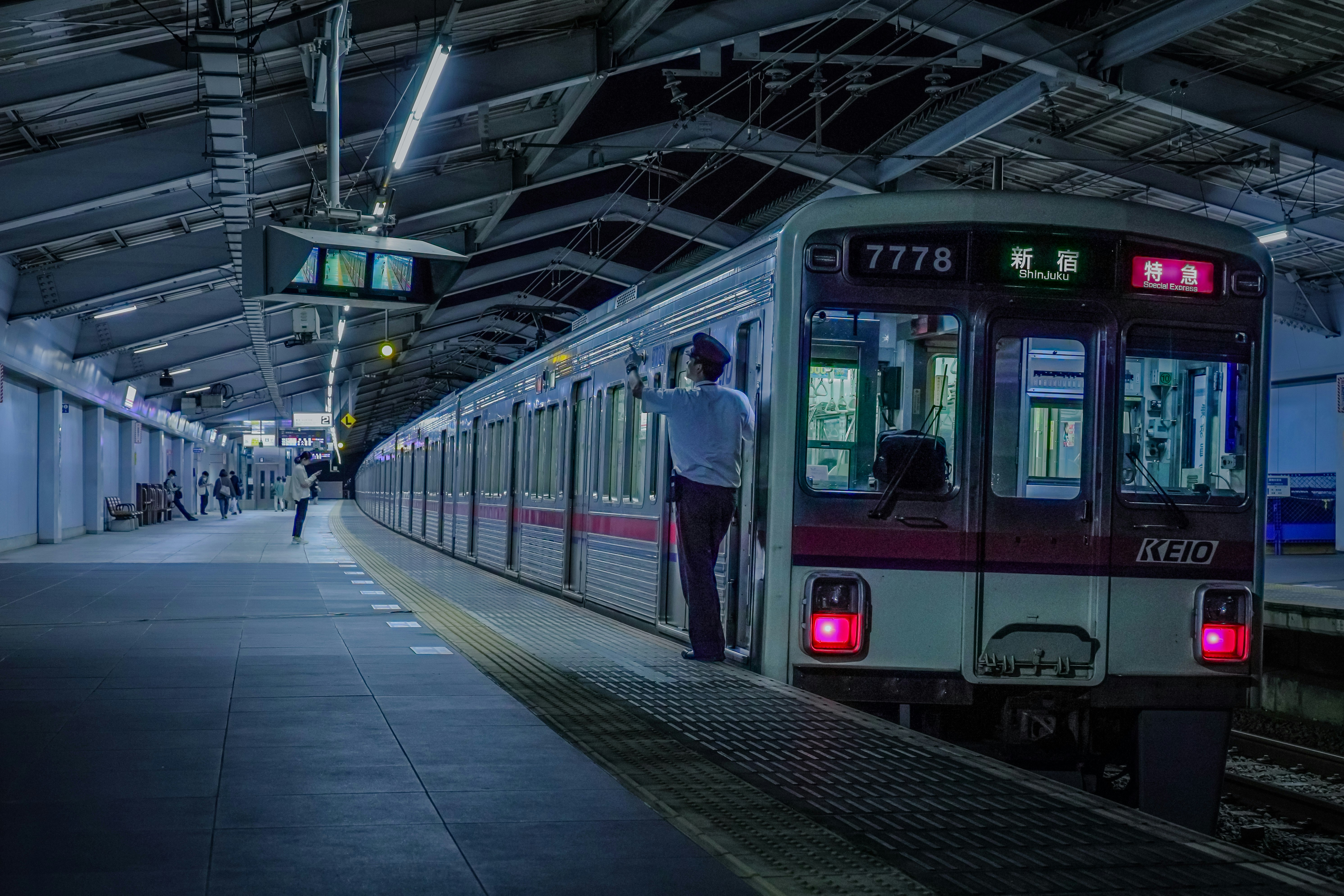 夜の京王永山駅で並ぶ京王電鉄の車両画像