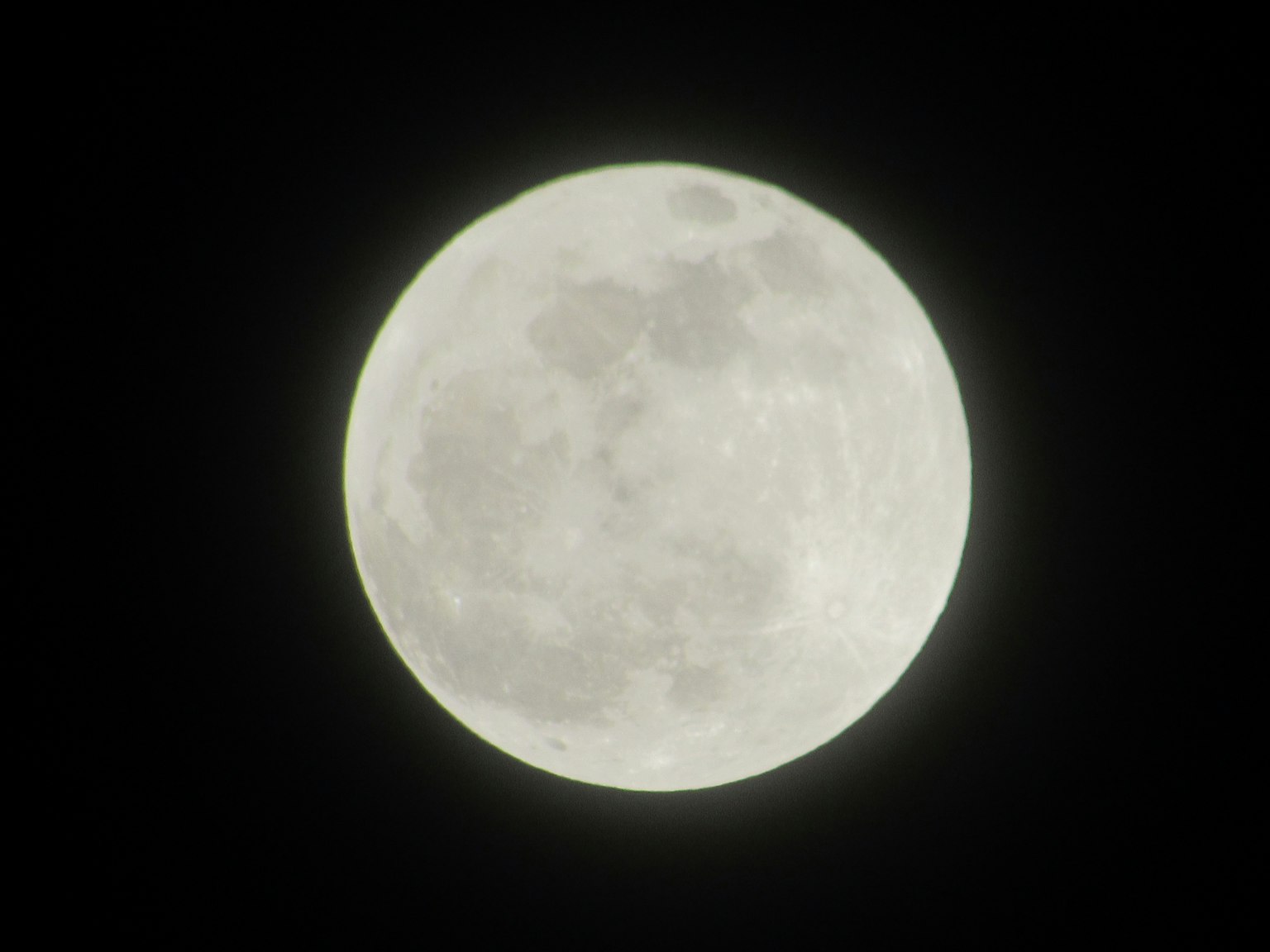Gambar detail bulan purnama bersinar di langit malam