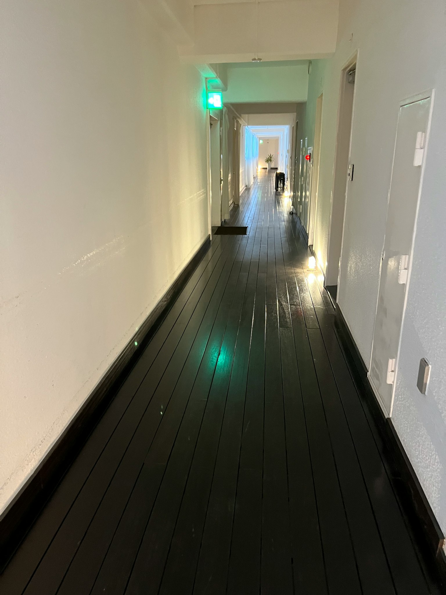 ๊ธธ๊ณ ์ด๋์ด ๋ฐ๋ฅ๊ณผ ํฐ ๋ฒฝ์ด ์๋ ๋ณต๋๊ฐ ๋์ ์กฐ๋ช
์ด ๋ณด์