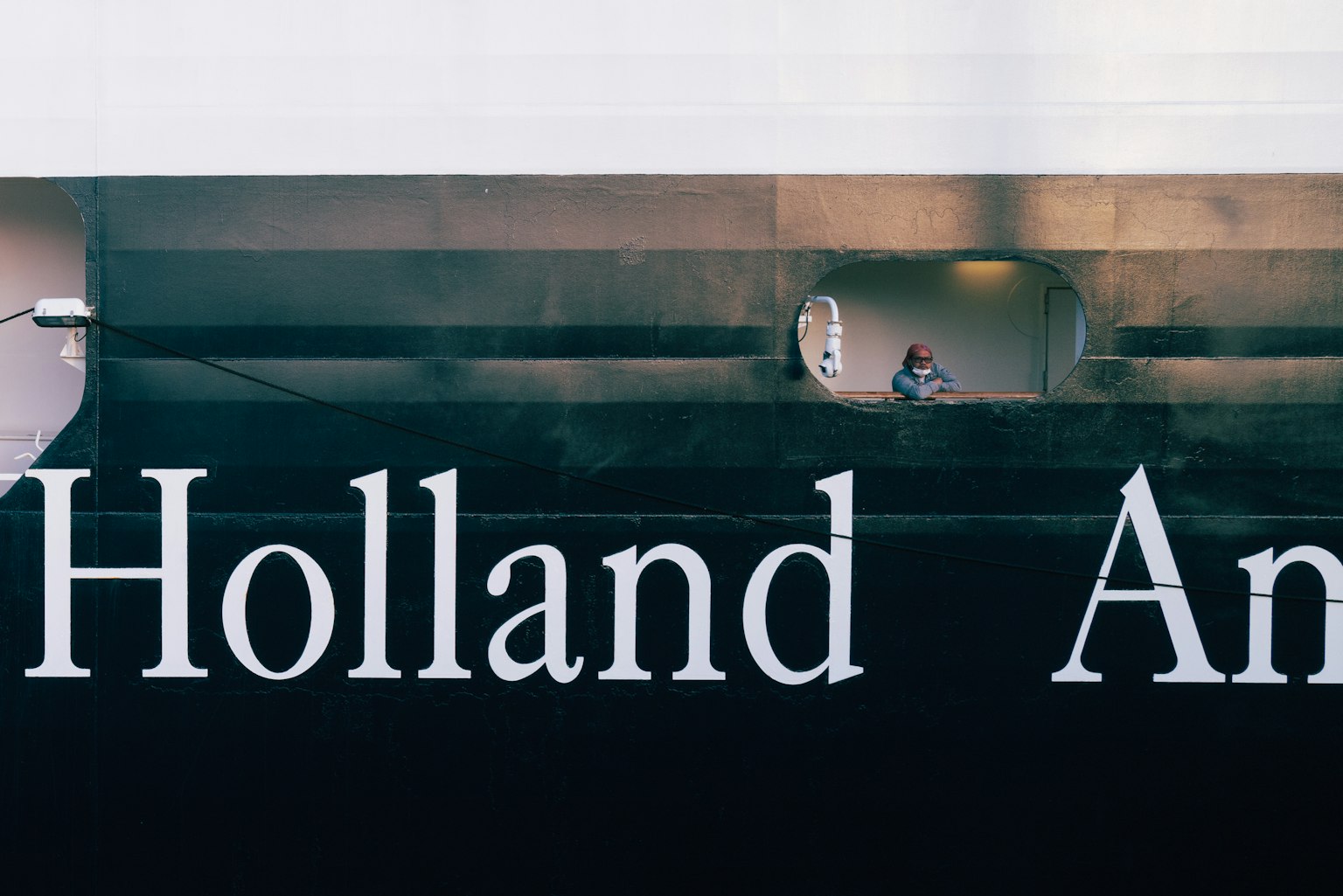 ด้านข้างของเรือที่มีชื่อ Holland และมีตัวละครที่มองเห็นได้