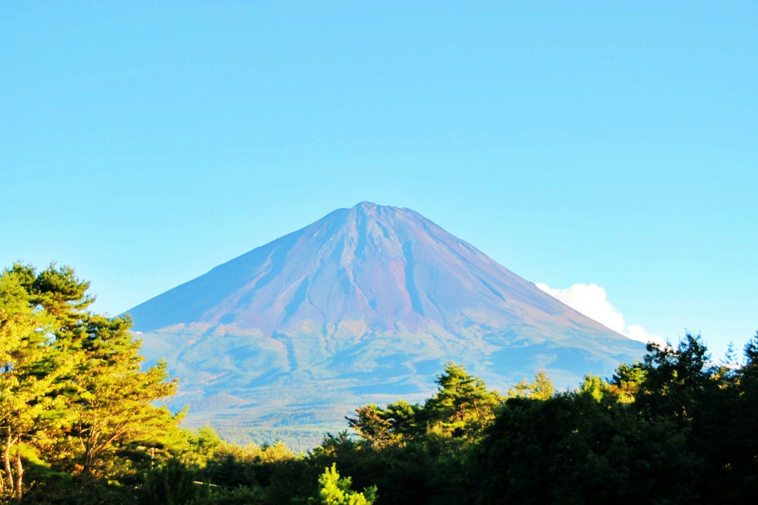 雄偉的火山矗立在晴朗的藍天下