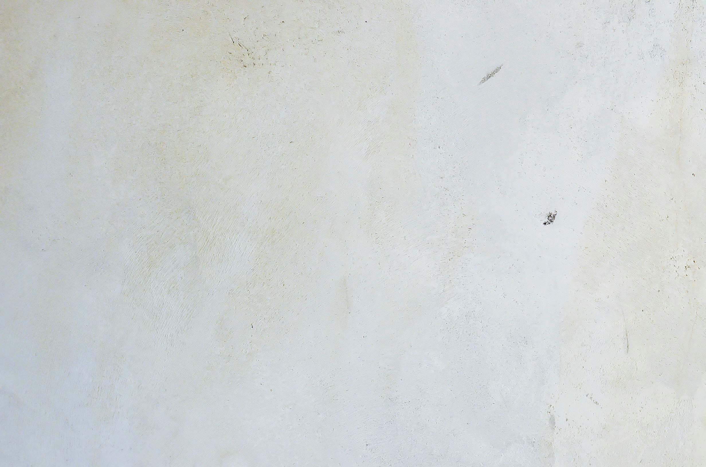 texture di un muro bianco consumato con piccoli segni