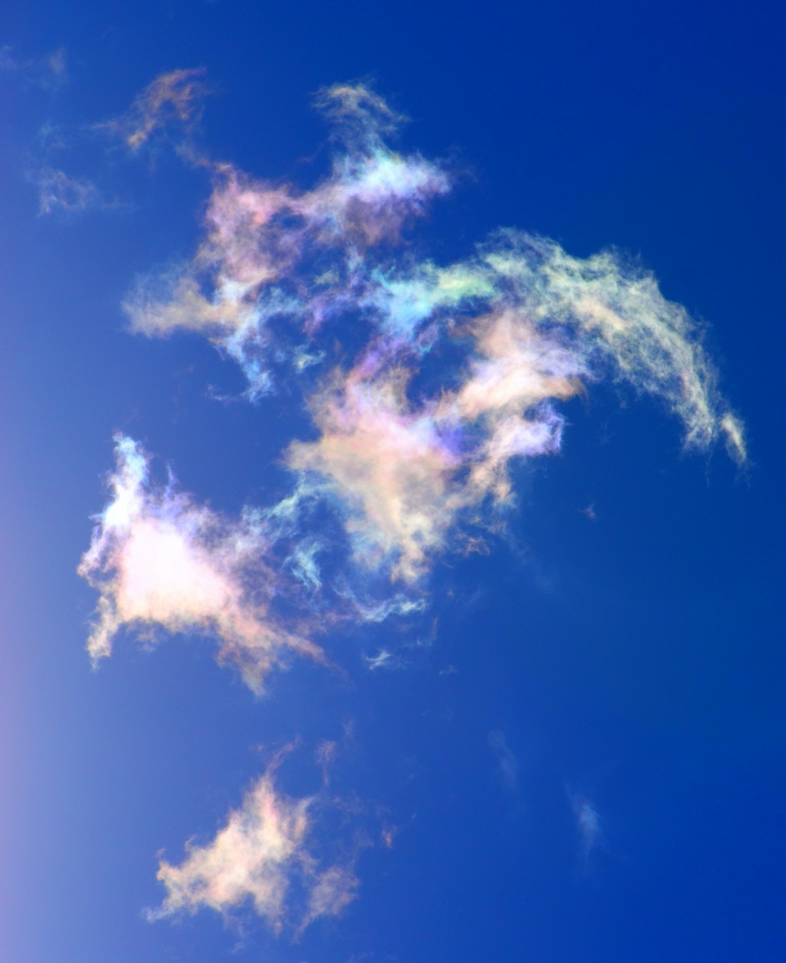 Bunte Wolkenformationen im blauen Himmel