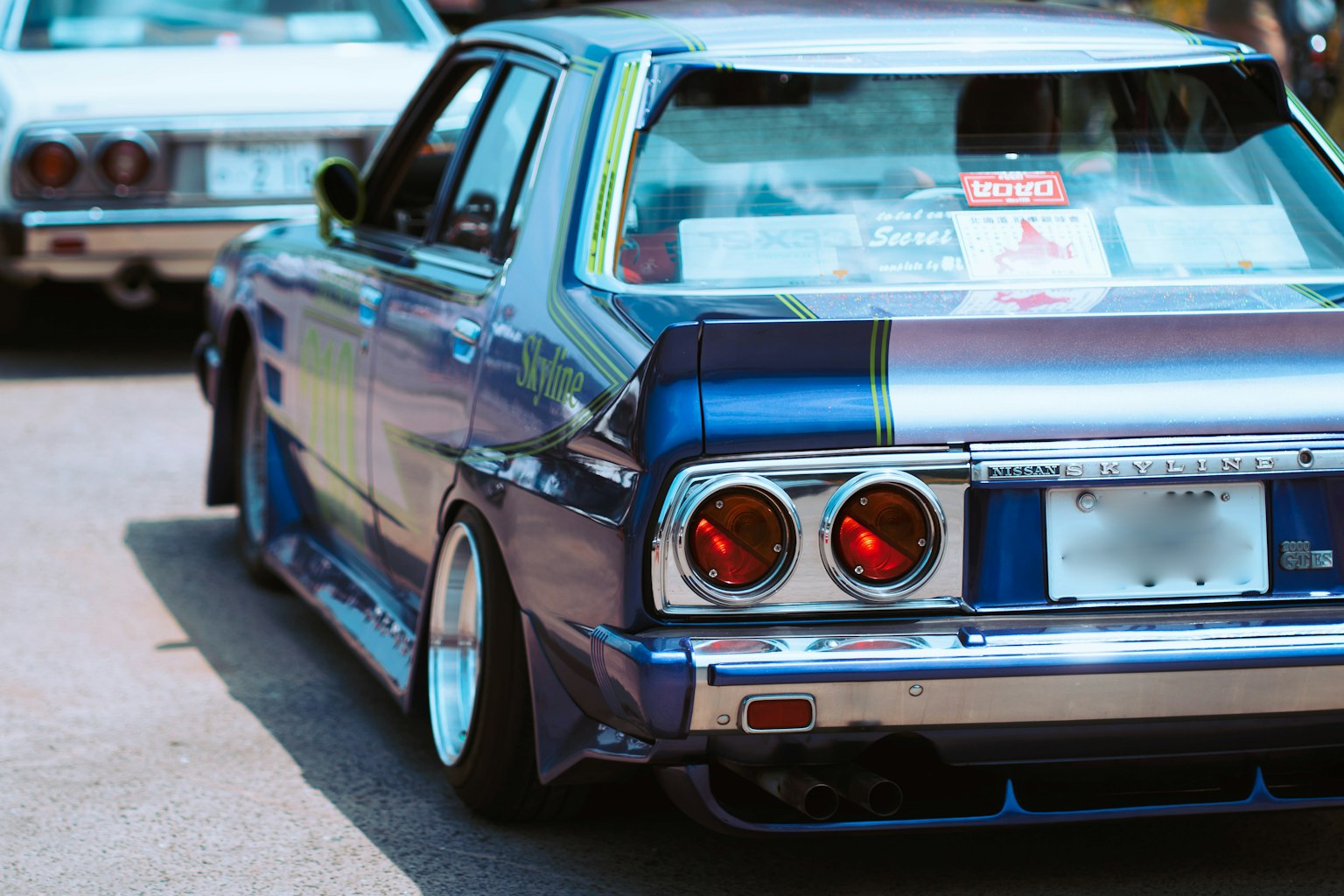 Ansicht von hinten eines blauen Autos mit einzigartigen Rücklichtern