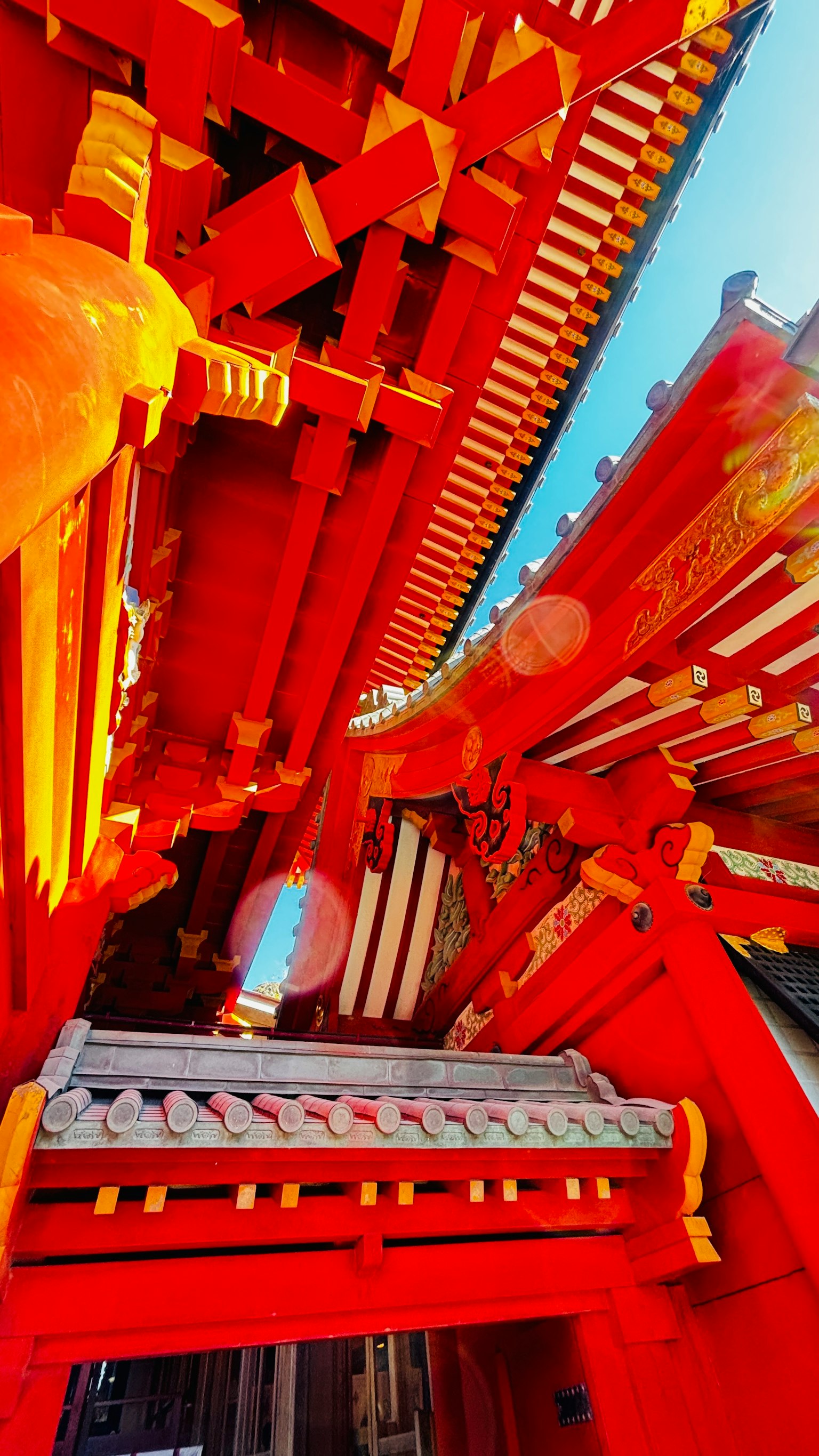 Vista desde el interior de una estructura roja que muestra hermosas decoraciones y arquitectura