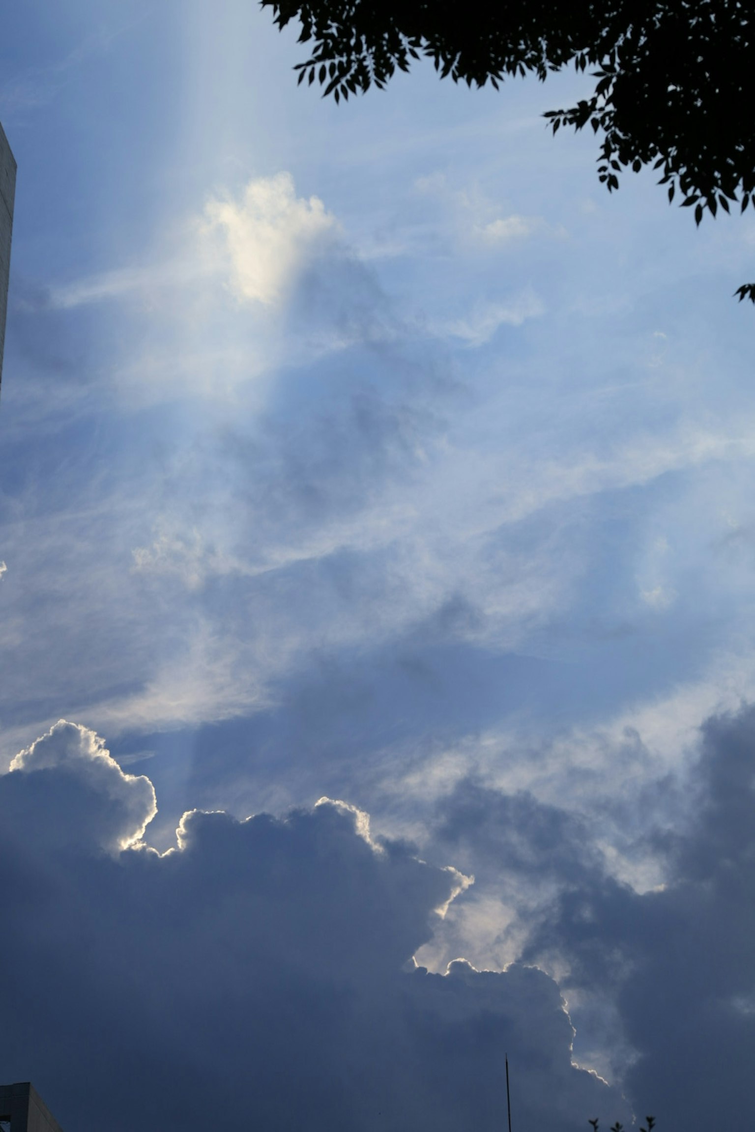 Bầu trời với những đám mây trắng và tia sáng chiếu qua