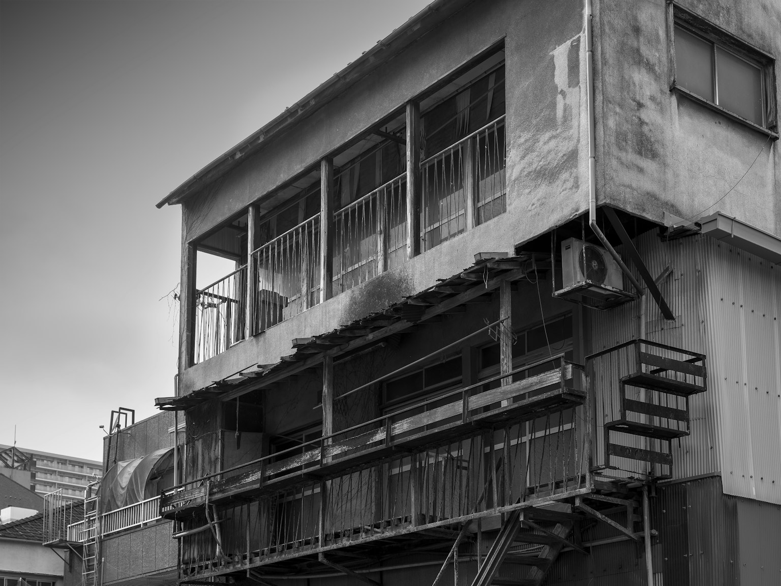 黑白照片中的老建築和可見的樓梯