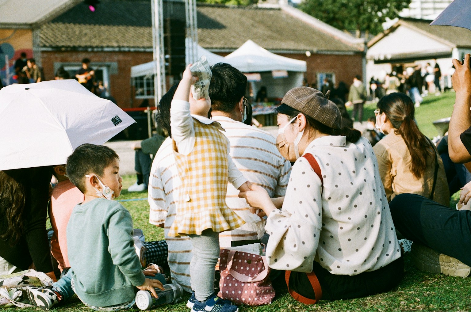 Eine Familie genießt einen Tag im Park mit spielenden und lächelnden Kindern