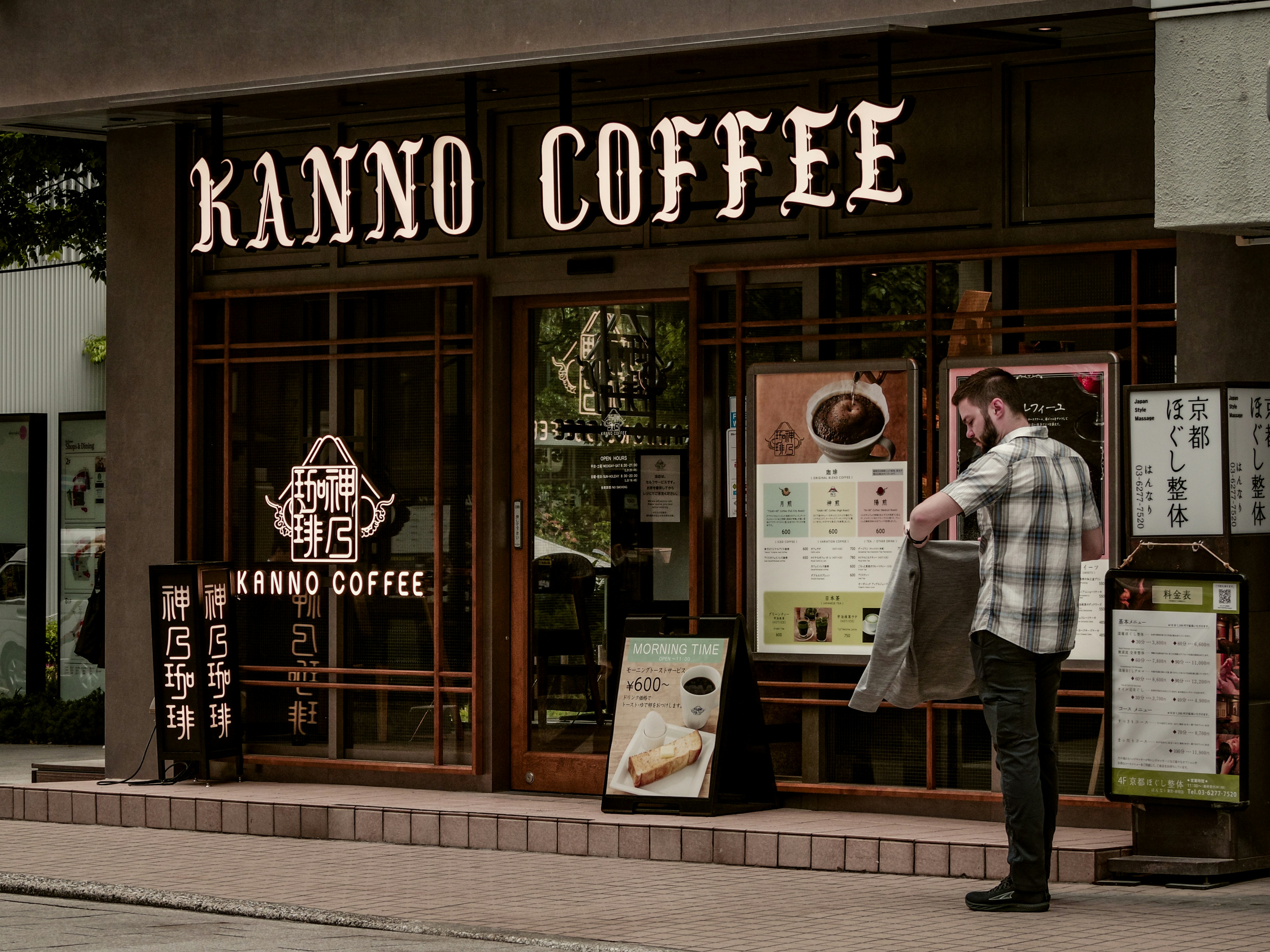 「KANNNO COFFEE」の看板があるカフェの入口前