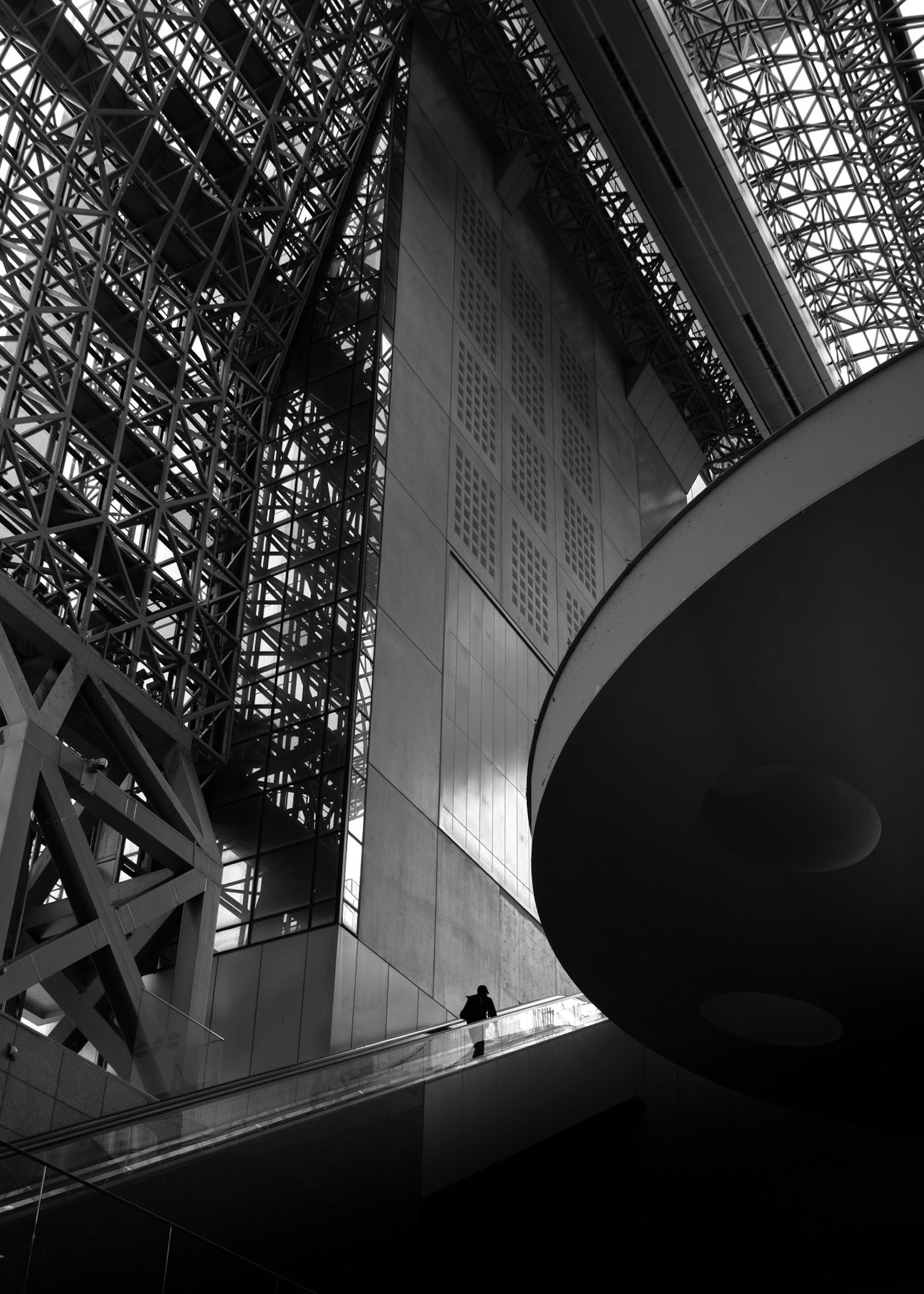 現代的な建築の内部構造と光の効果が印象的なモノクロ写真