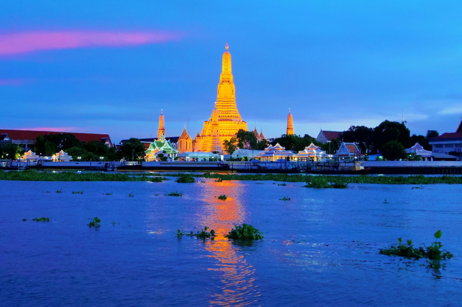 Bella vista del Wat Arun lungo il fiume Chao Phraya al crepuscolo