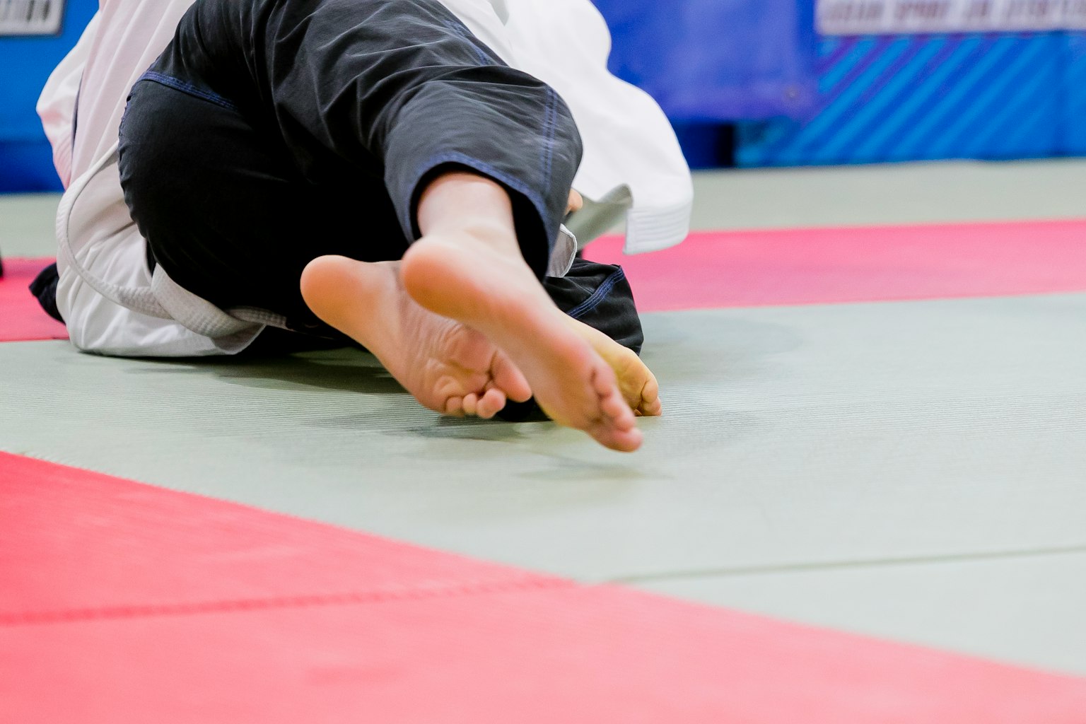 Close-up of the feet of a judoka during a judo match