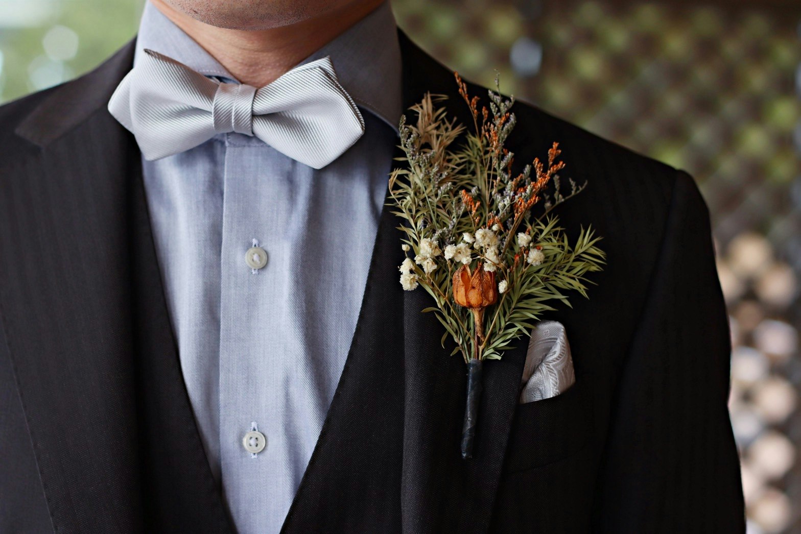Smokingbrust mit Fliege und Blumen-Boutonnière