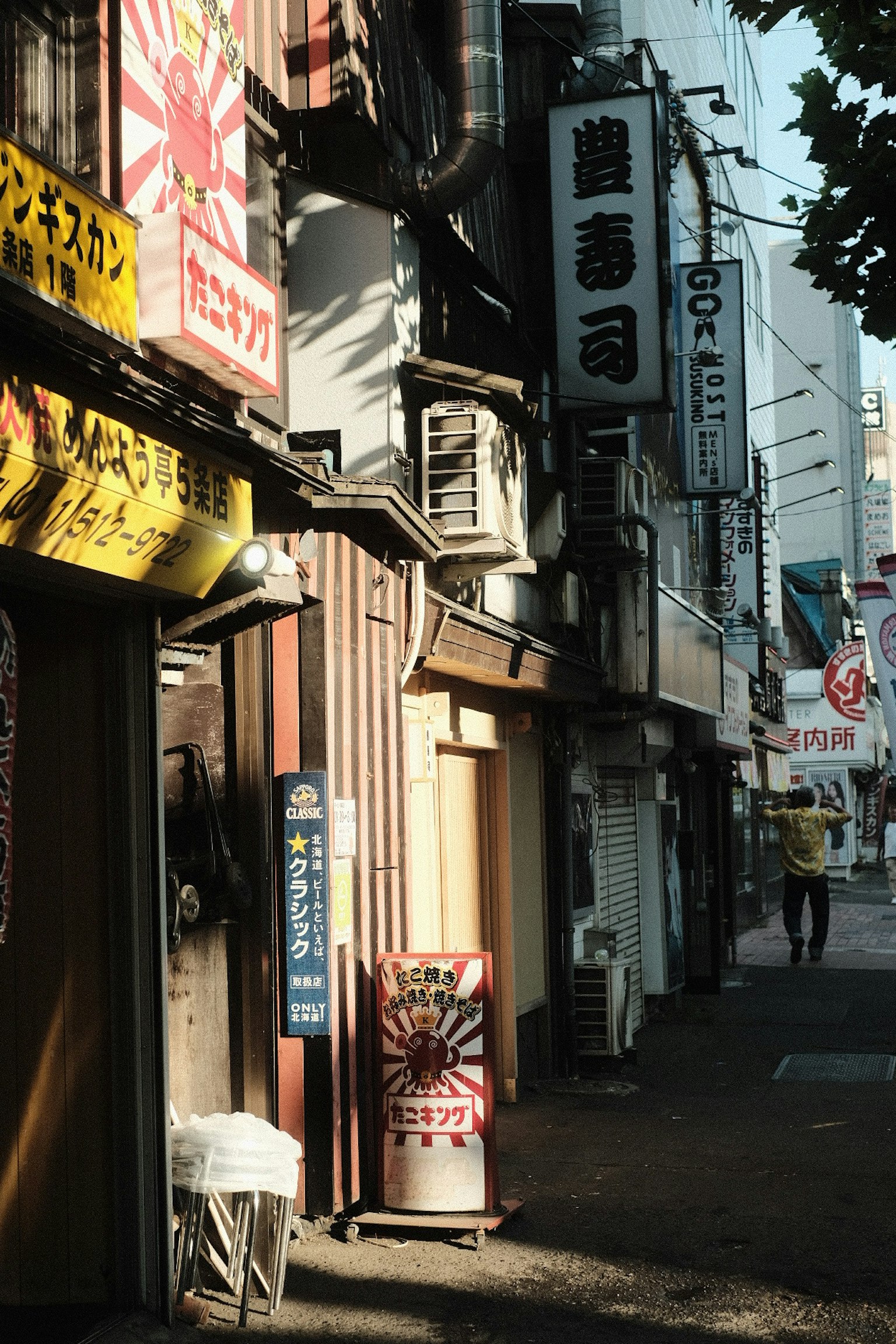 日本餐廳街景，色彩繽紛的招牌