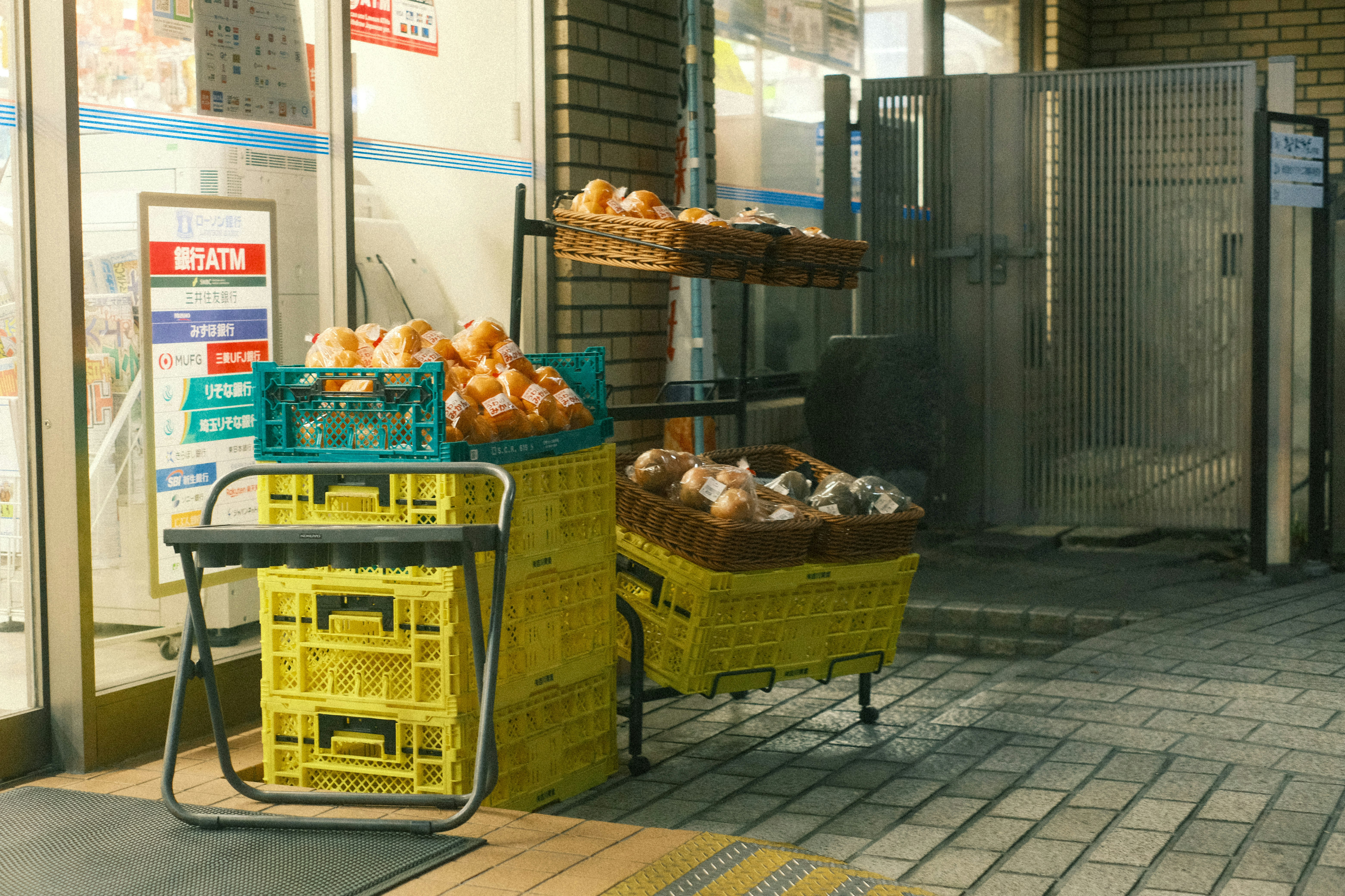 路地の店先に並ぶパンとショーケースのあるベーカリー