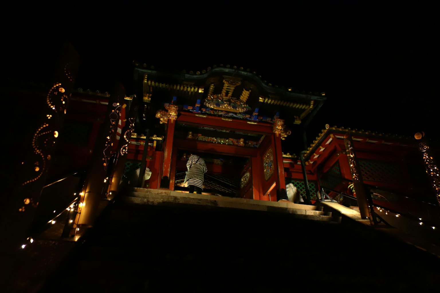 บันไดวัดที่สวยงามสว่างไสวในตอนกลางคืนพร้อมการตกแต่ง