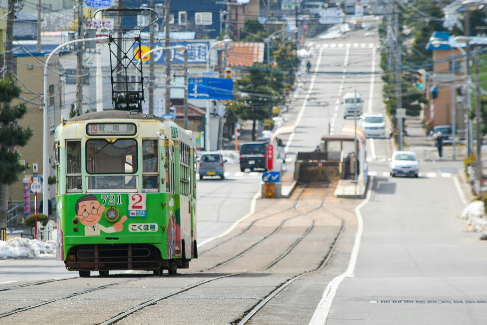 路面電車が走る郊外の直線道路の風景