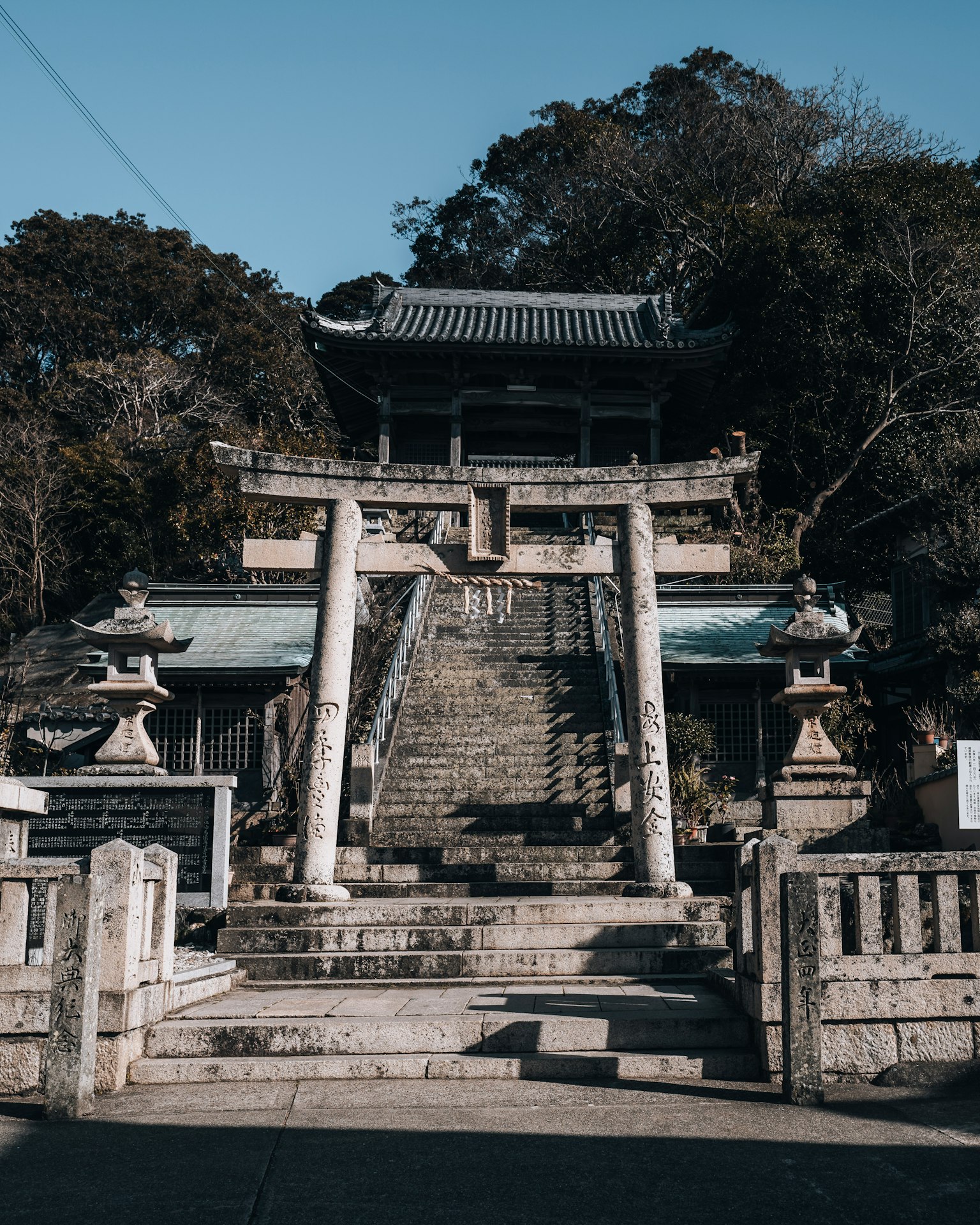 Tangga batu menuju kuil dengan gerbang torii