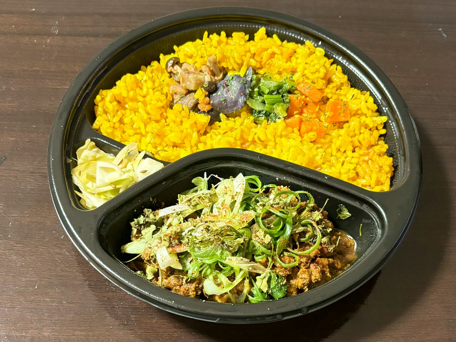 Bento colorato con riso giallo e piatto di carne