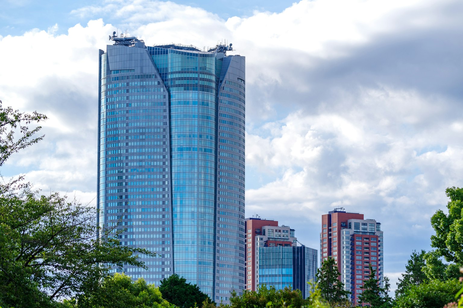 天际线，现代摩天大楼和周围建筑的玻璃外立面