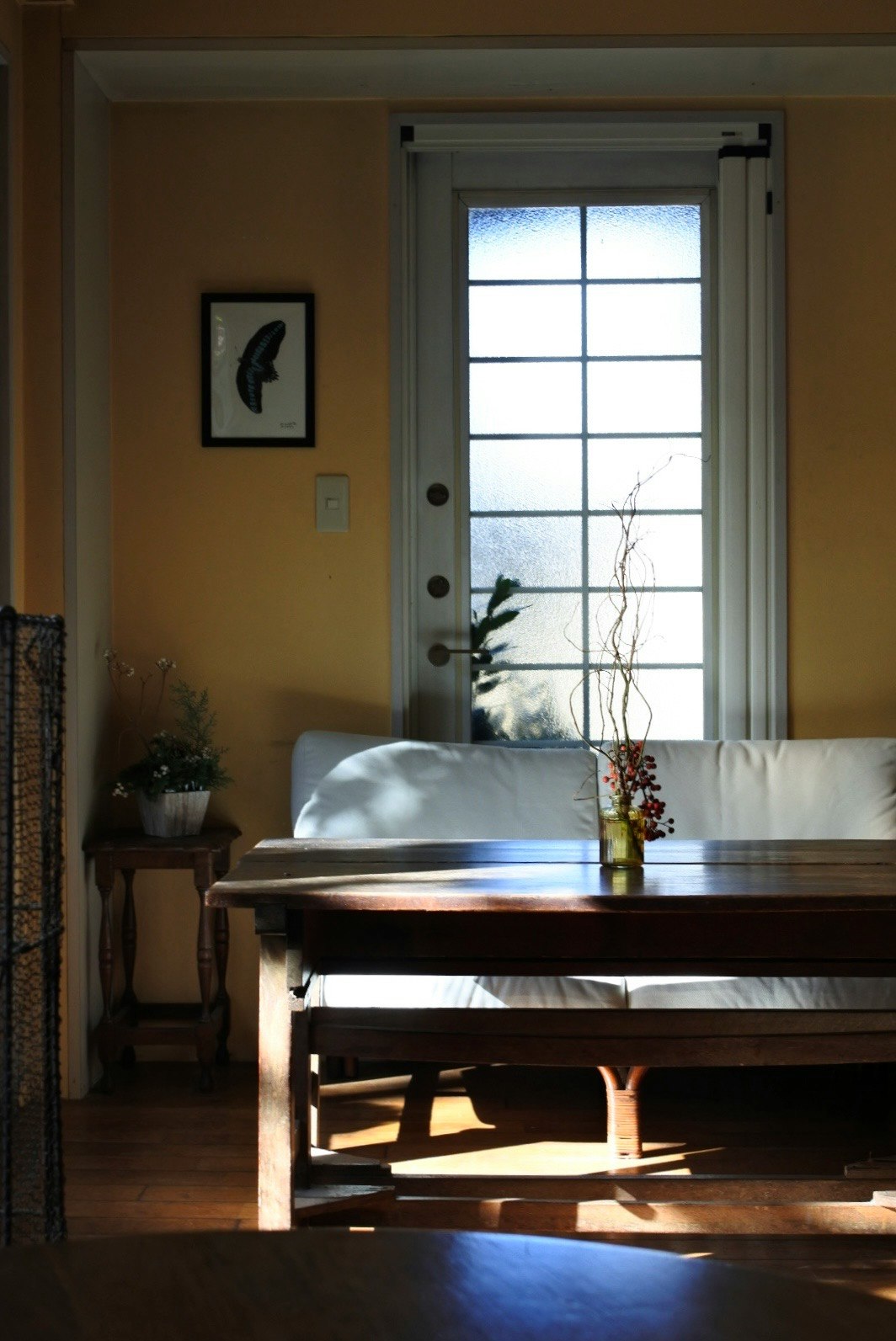 mesa de comedor en un interior iluminado por la luz de una ventana