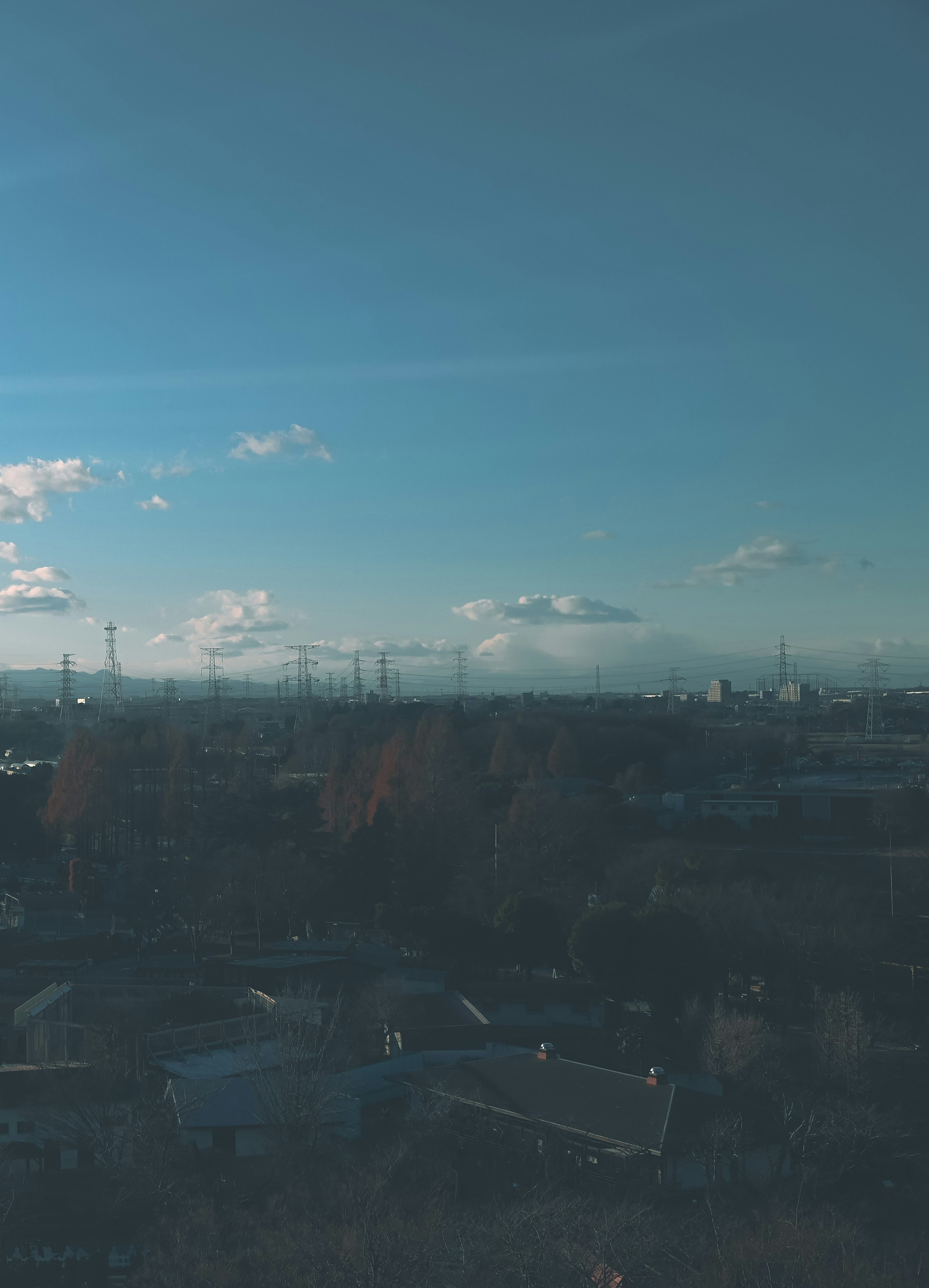 夕暮れの都市を見下ろす遠景の空と街並み