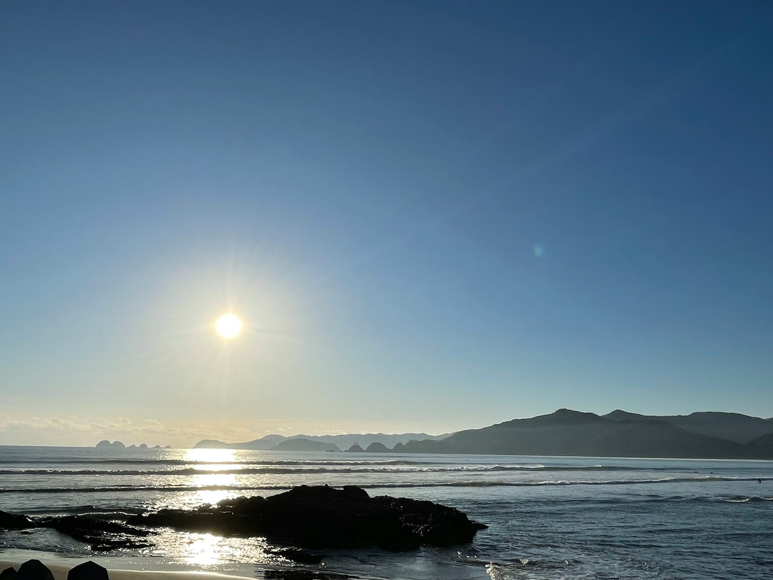 Mer calme avec un soleil brillant dans le ciel