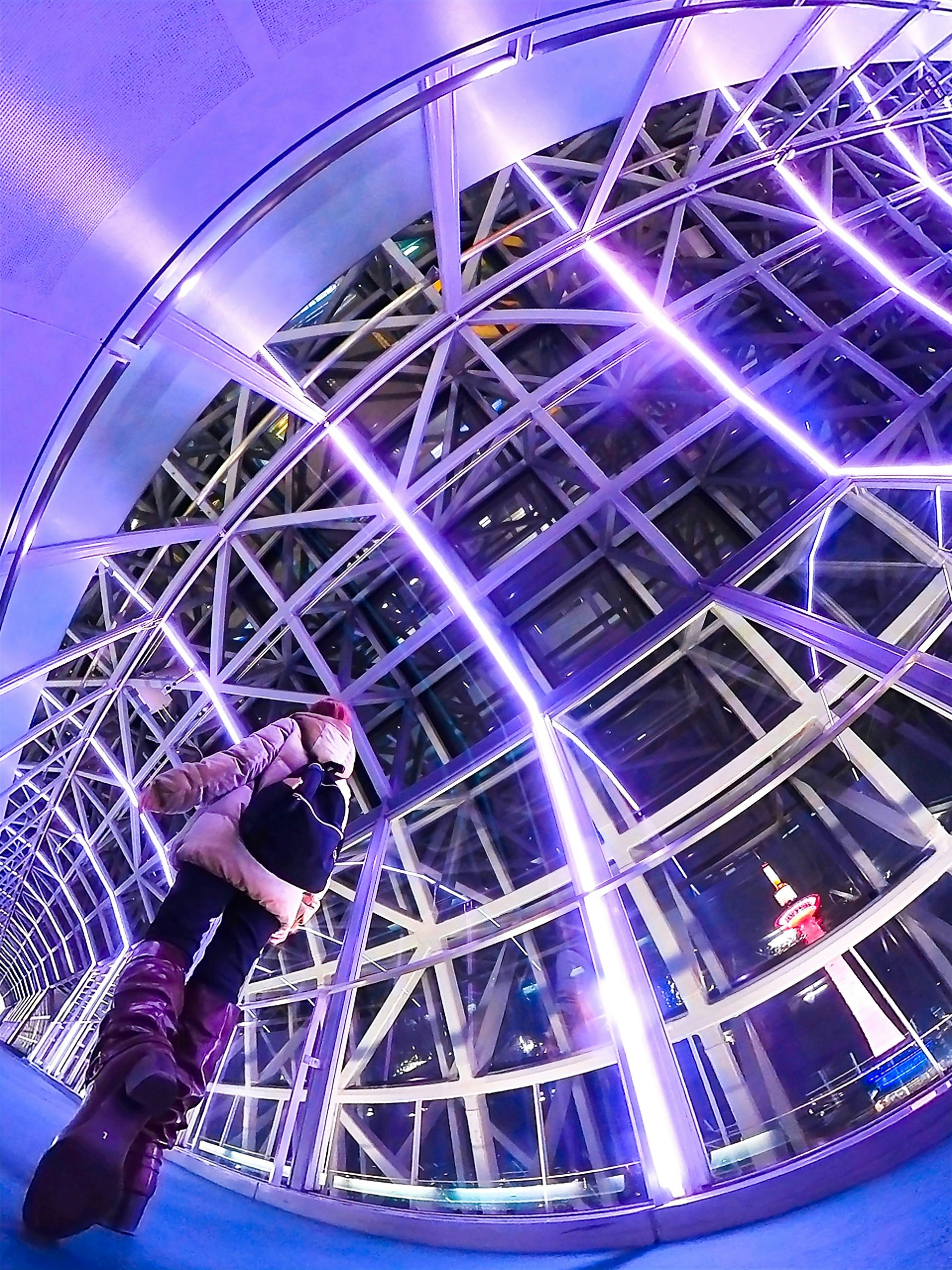 không gian nghệ thuật với khung kim loại tròn và đèn neon tím